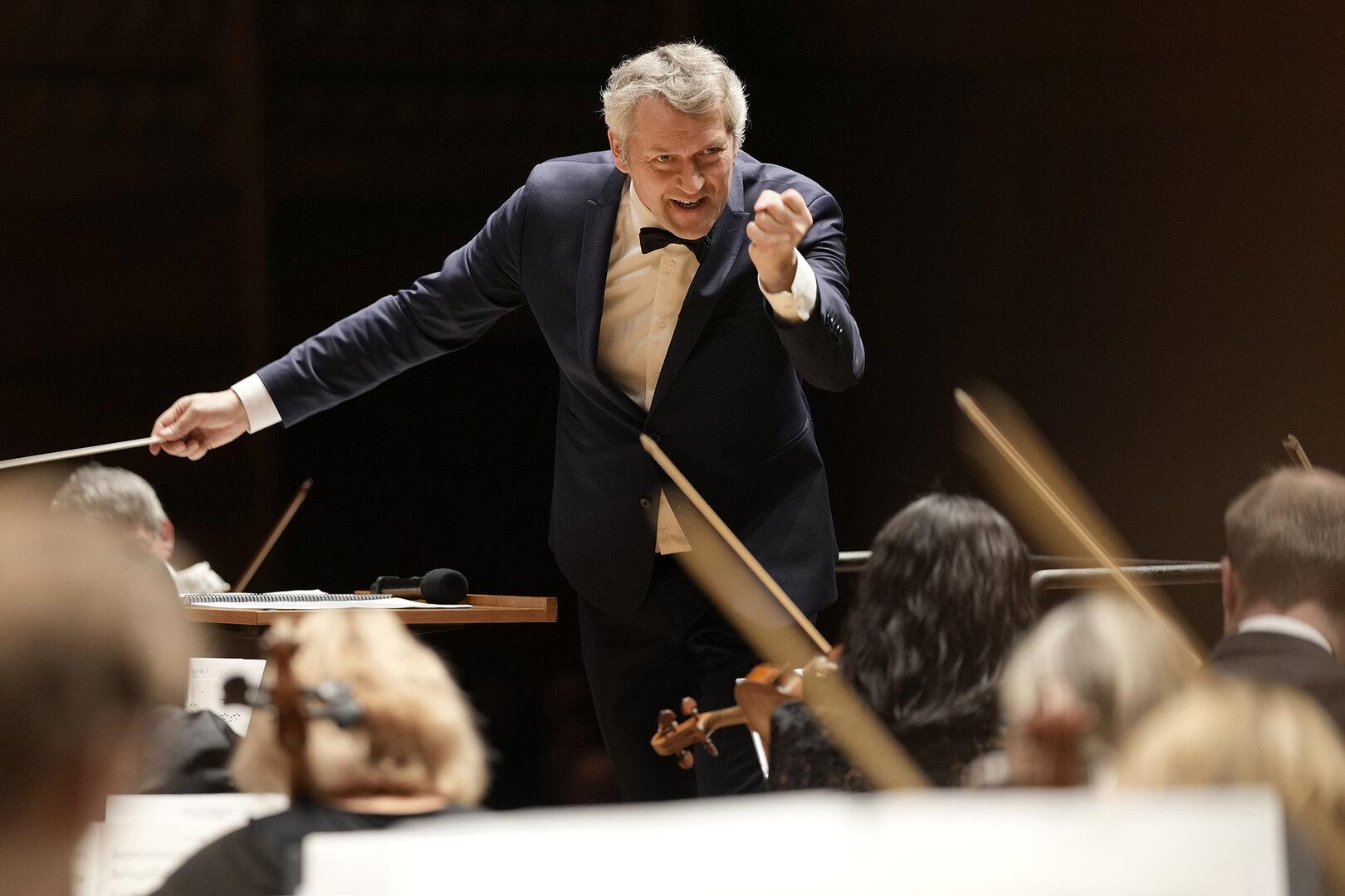 Markus Poschner: Mit Präzision durch Klangwuchten und vertonte Märchen