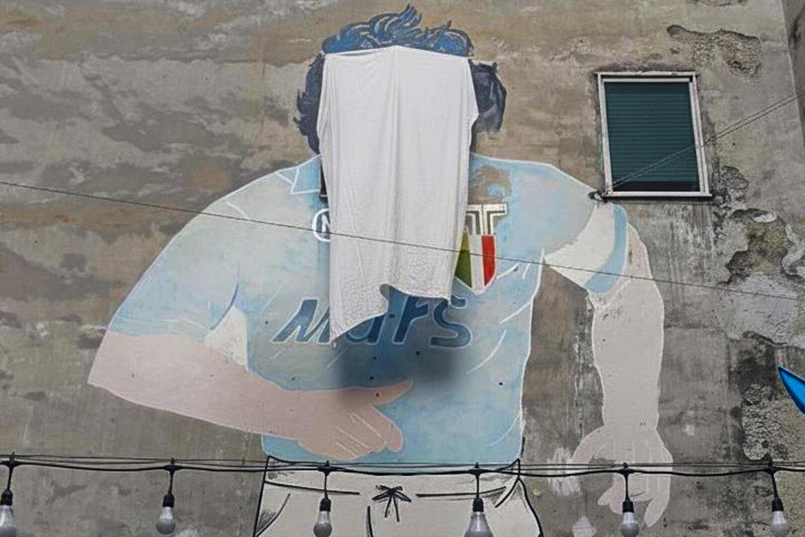 Maradonas ikonisches Wandbild in Neapel wurde verhüllt