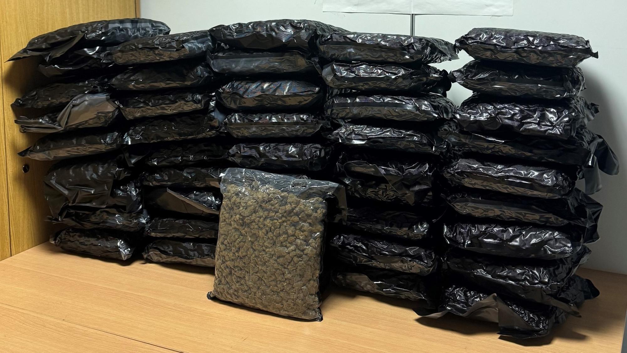 Na Dunajskem letališču zasegli 46 kilogramov konoplje