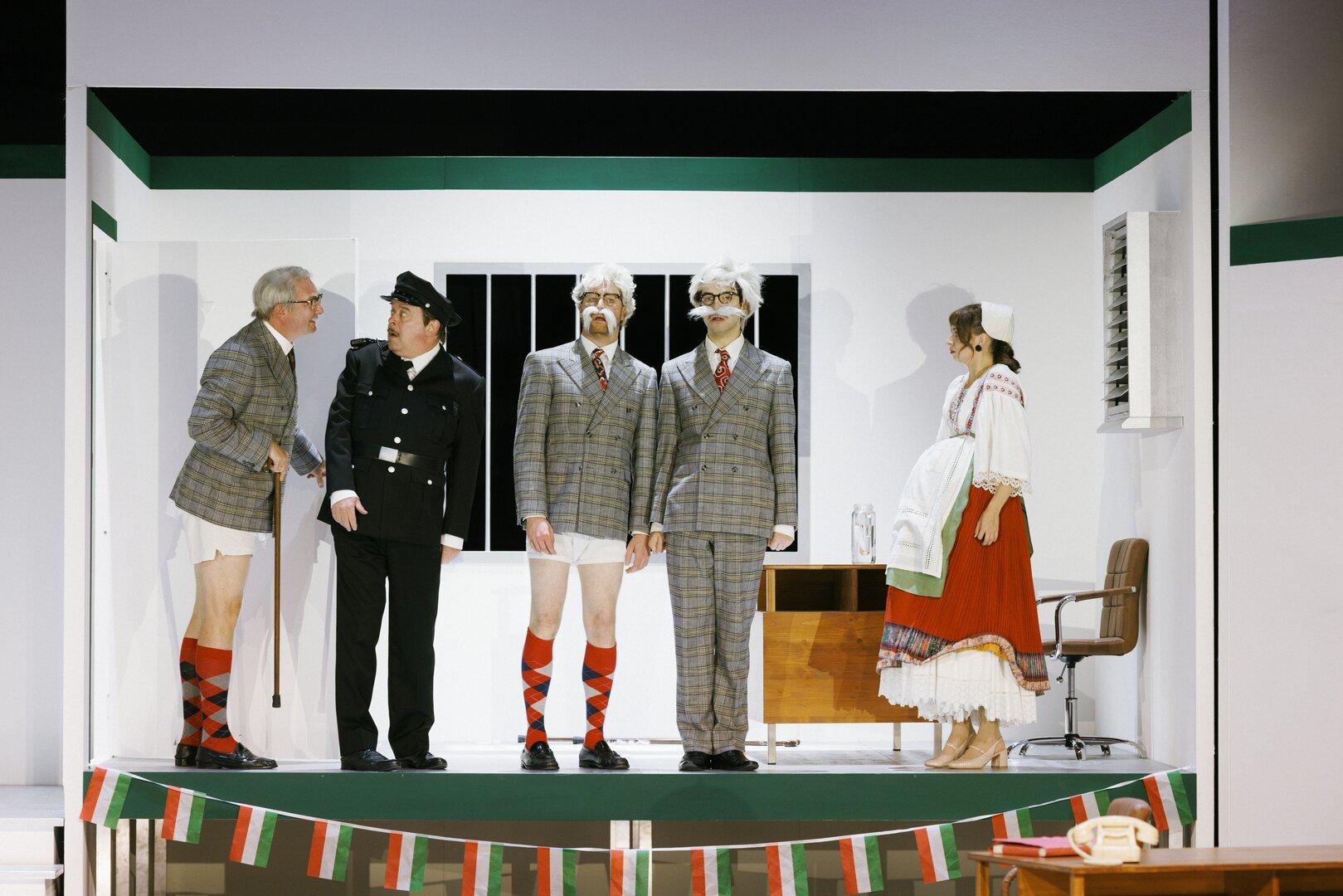 Volkstheater: Bankdirektoren in Unterhosen - schön geschmacksbefreit