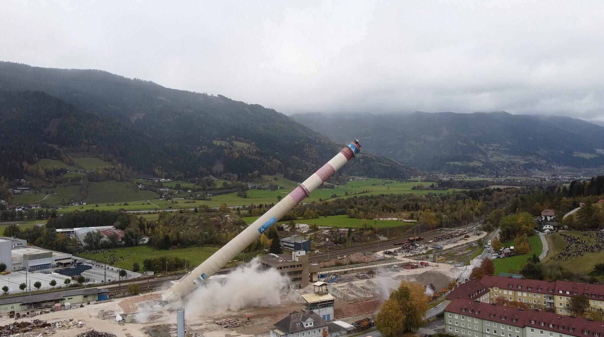 V Triebnu v Avstriji razstrelili znameniti industrijski dimnik "Dolgi Ernst"