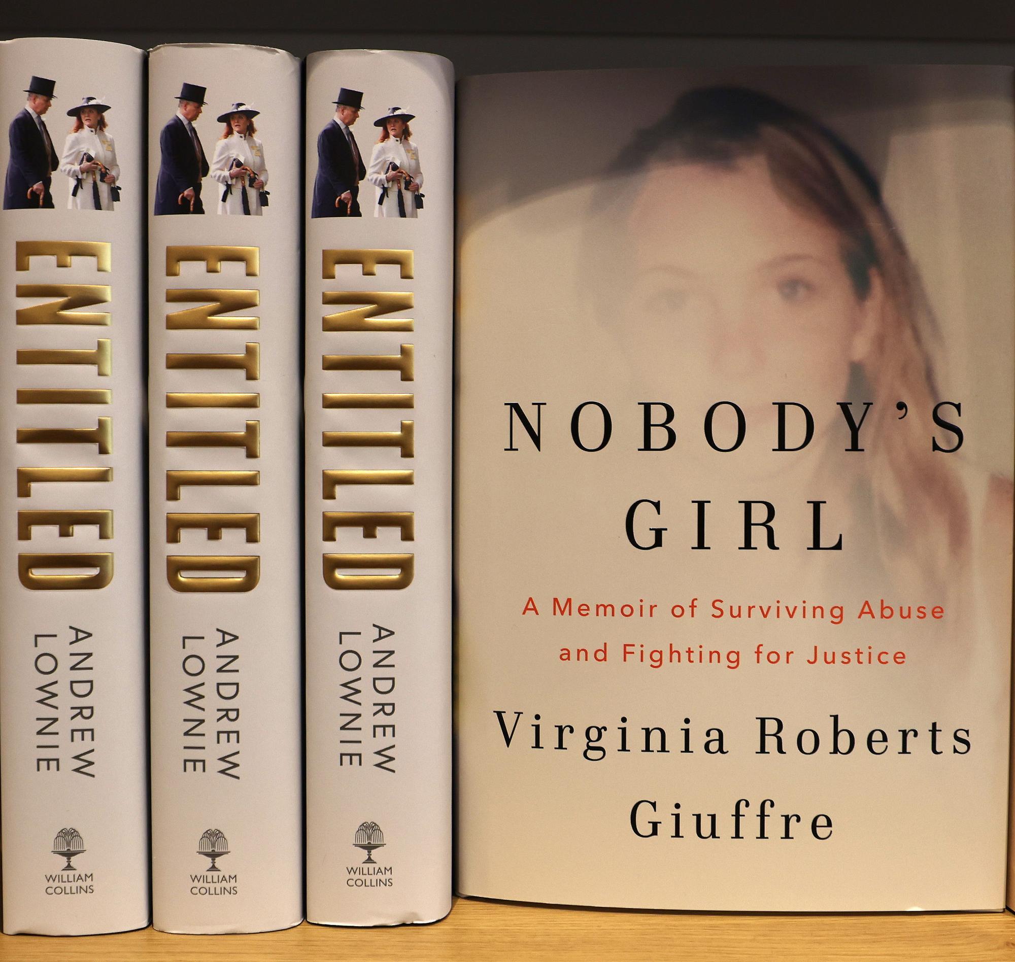 Drei Ausgaben von "Entitled" von Andrew Lownie stehen neben "Nobody's Girl" von Virginia Roberts Giuffre.