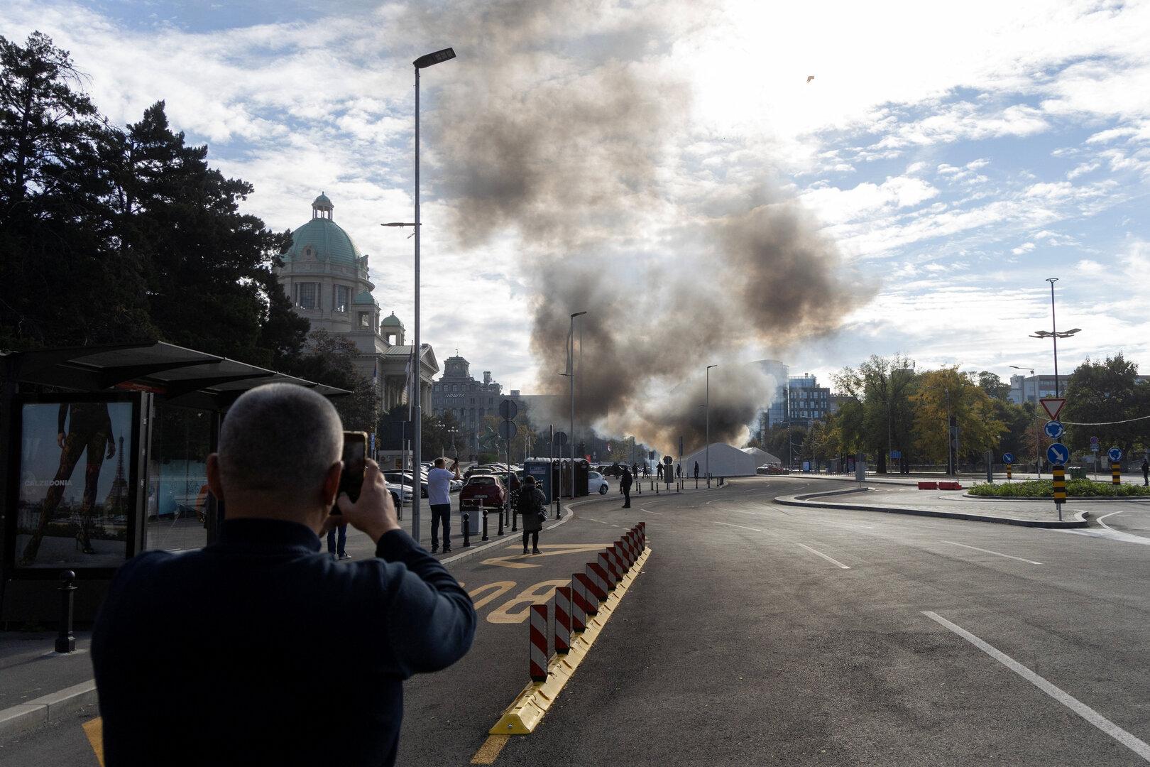 Schießerei vor Serbiens Parlament: Ein Mann schwerverletzt