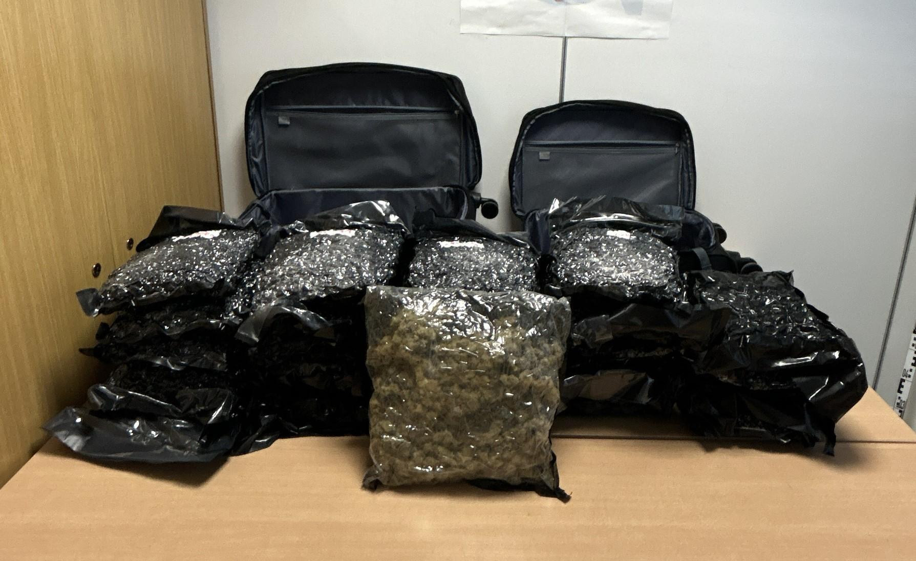 Brite mit 25 Kilo Cannabis im Gepäck am Flughafen Wien festgenommen