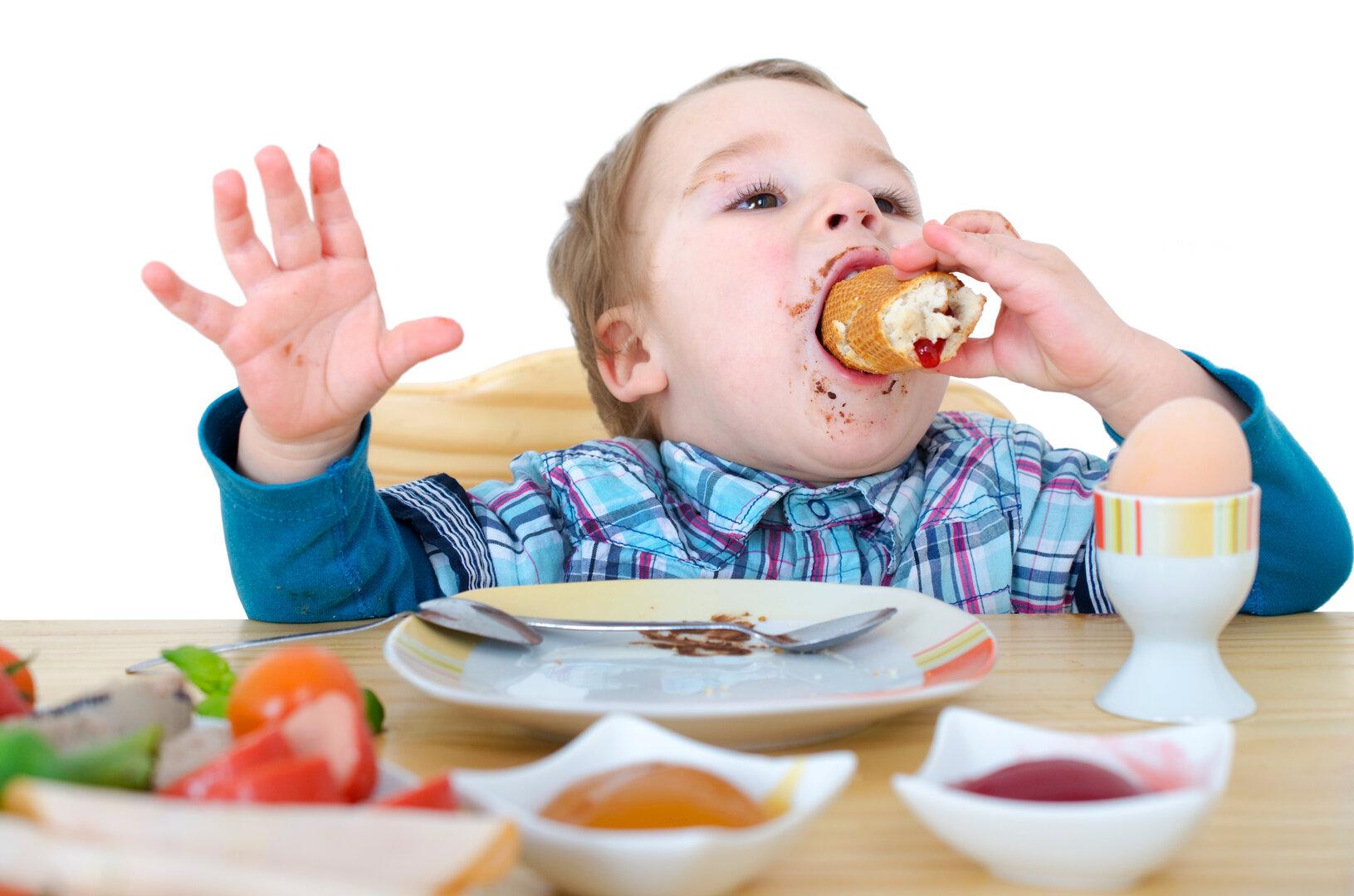 Zgodnejša uvedba goste hrane zmanjšuje tveganje za alergije na hrano pri otrocih