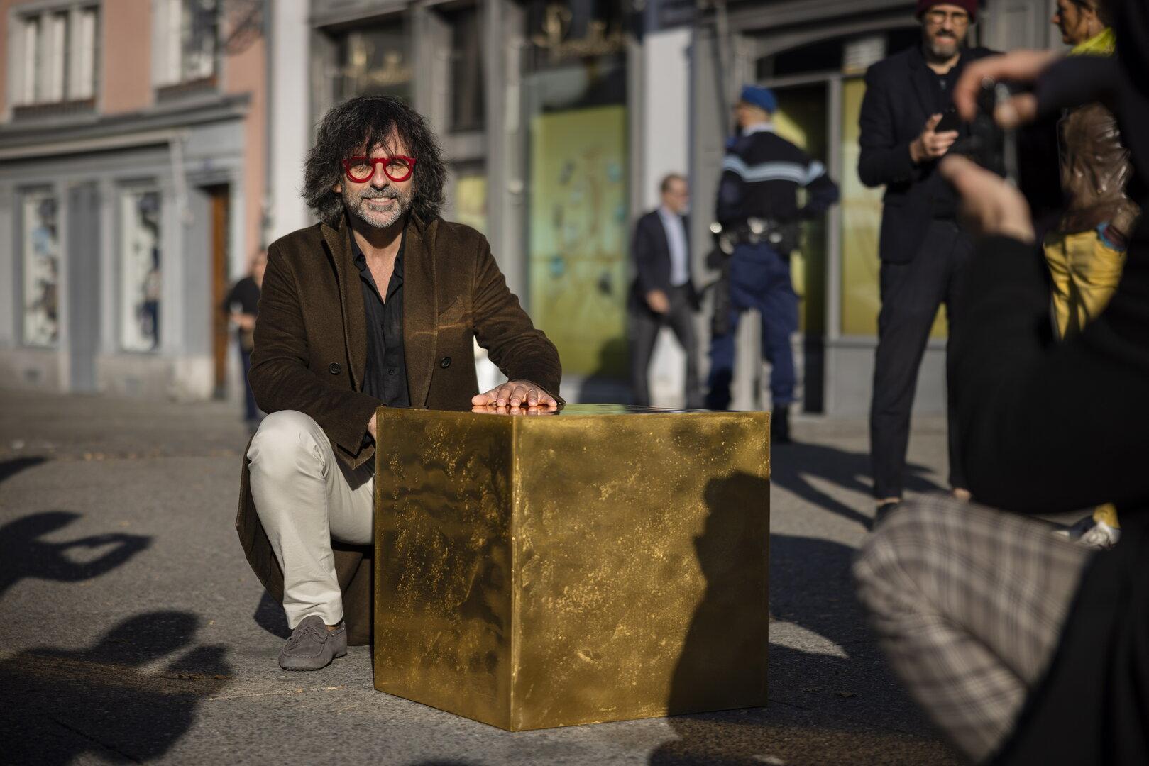 Pure gold artwork worth 10 million euro displayed in downtown Zurich