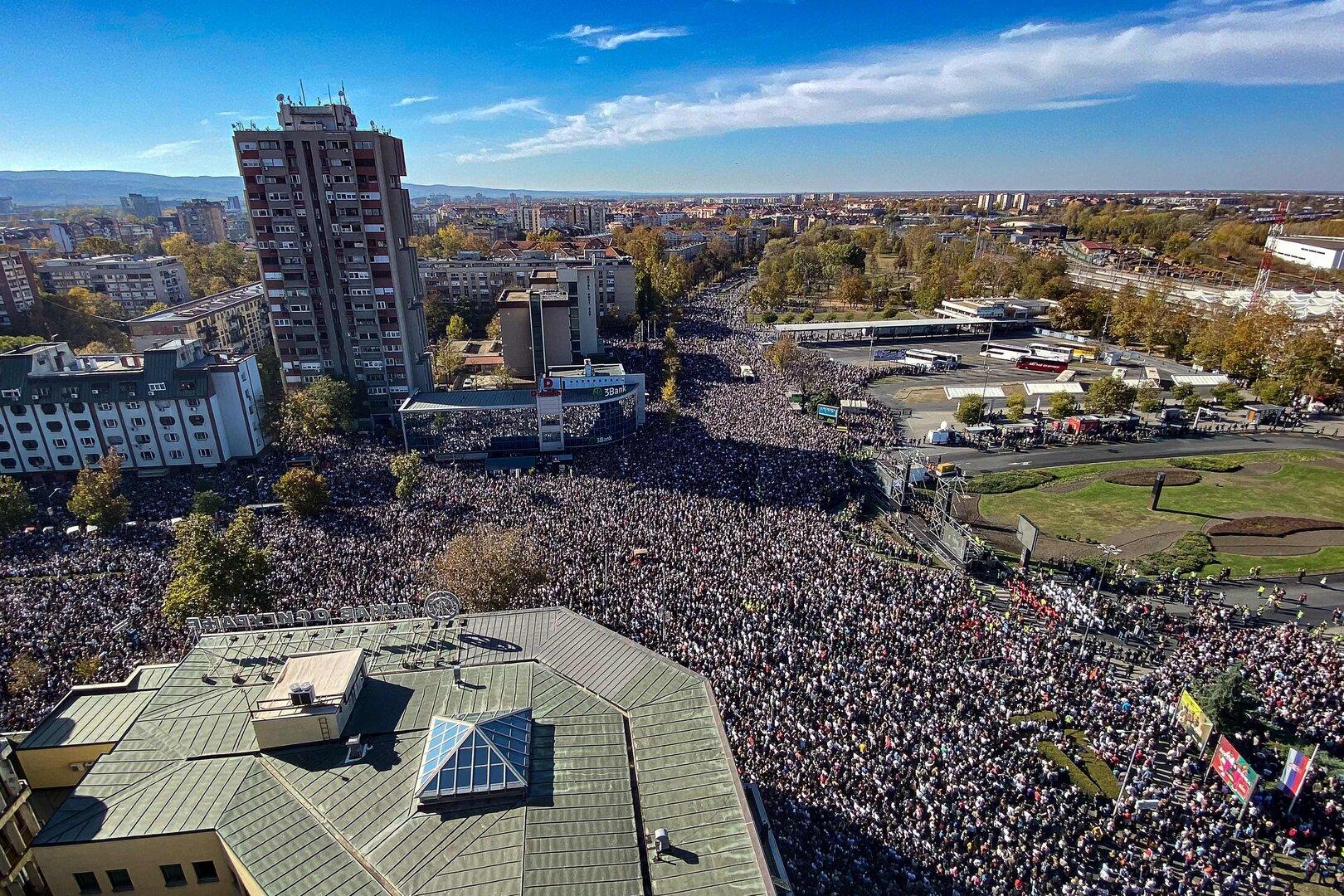 Bahnhofsvordach eingestürzt: Vučić entschuldigt sich bei Studenten