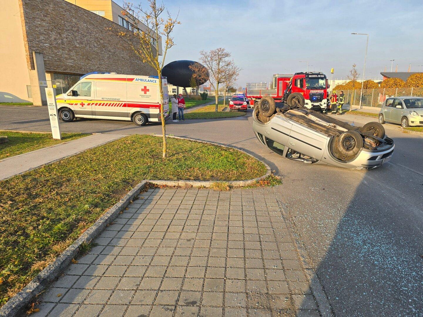 Zwei Unfälle am Wochenende: Pkw überschlägt sich, Auto rammt Laterne