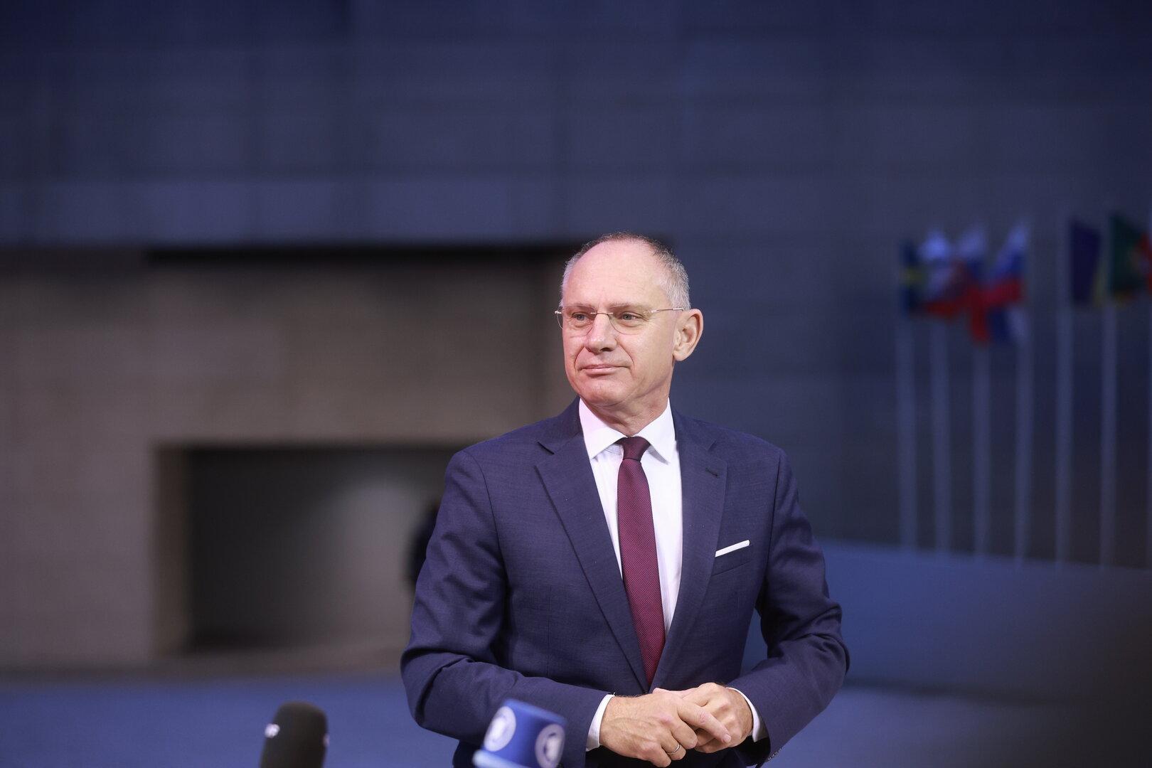 Merz pozval k deportacijam v Sirijo in povabil sirskega predsednika v Nemčijo, Avstrija že izvaja deportacije