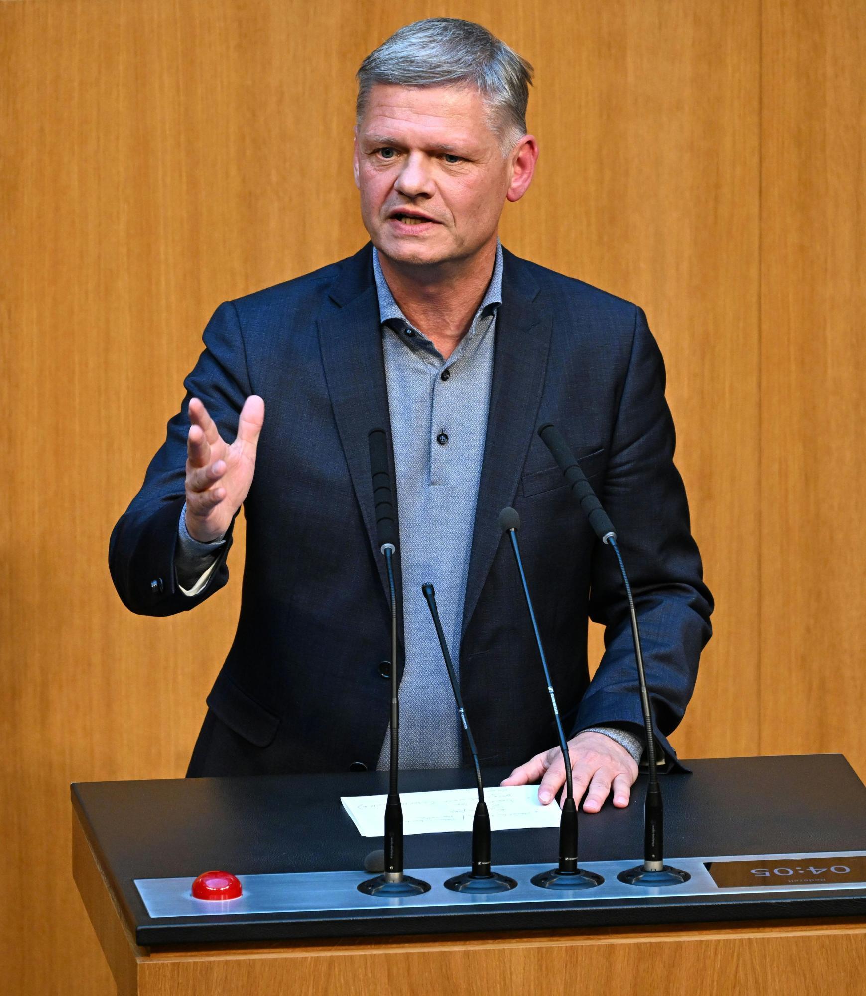 Moški na Dunaju se je zaradi žalitve politika Hangerja pogodil na sodišču