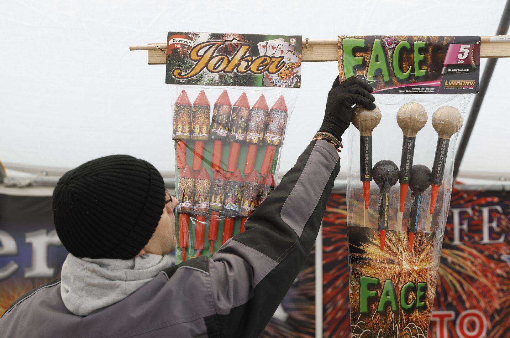 Wien: Jugendliche mit Pyrotechnik und Waffen erwischt