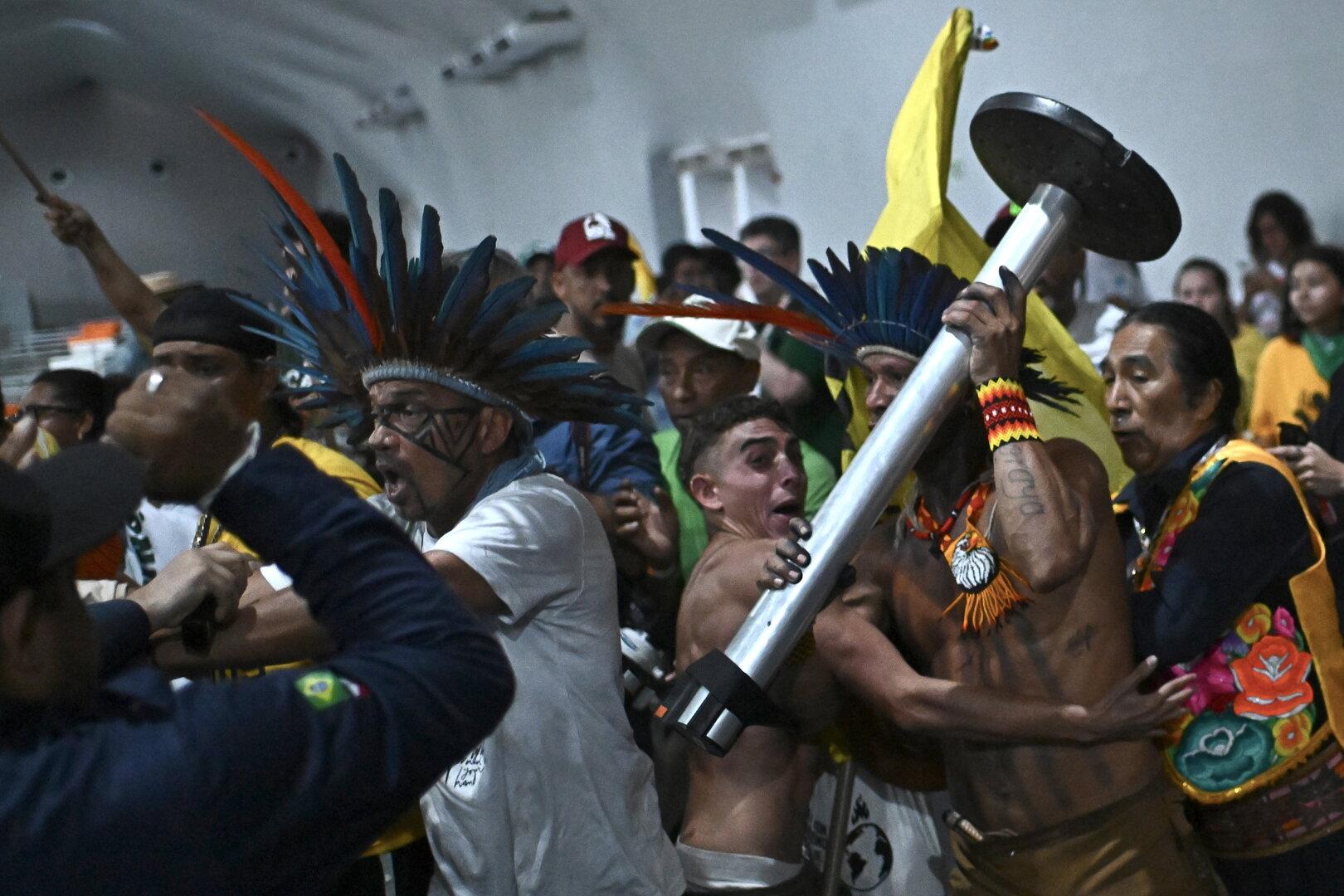 Klimakonferenz in Brasilien: Indigene Aktivisten stürmten Gelände