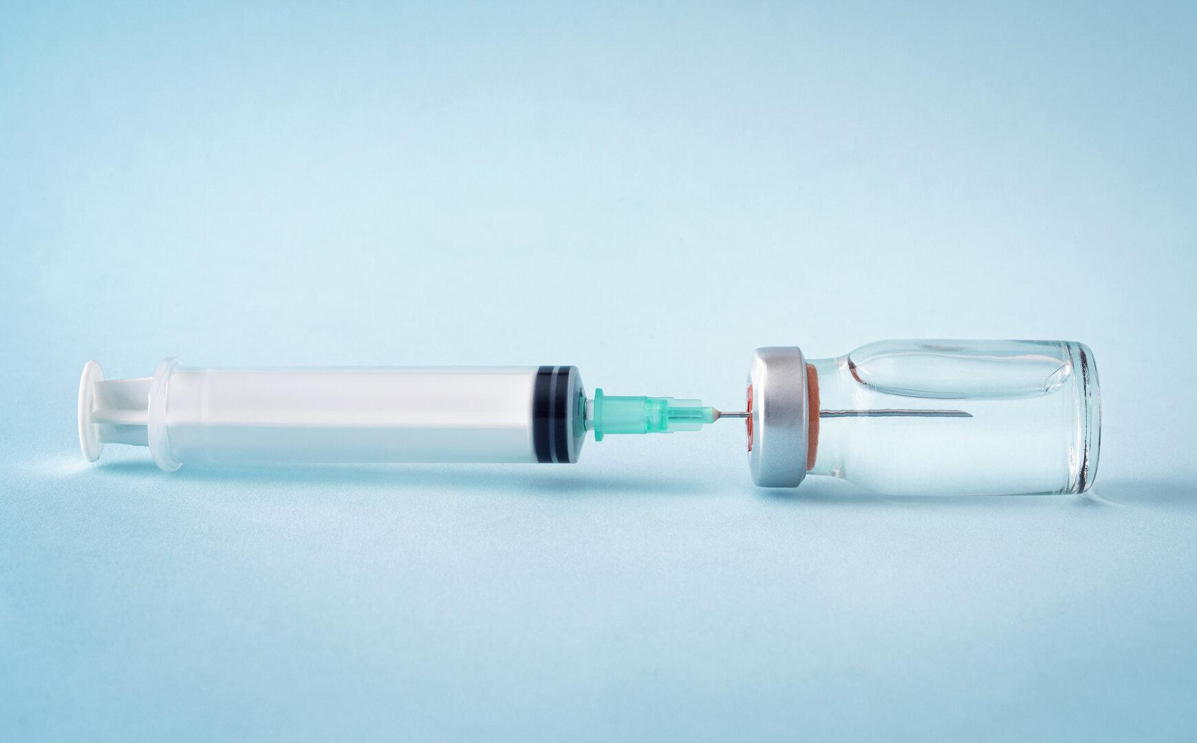 Spritze wird in Serum aufgezogen