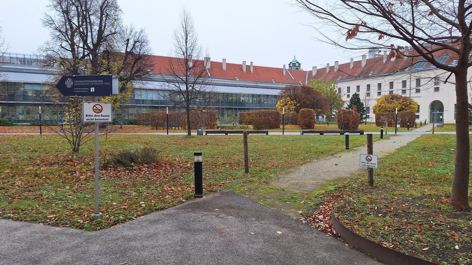 Menschenleerer Garnisonshof der Universitätszahnklinik. 2013 wurde er für die Öffentlichkeit zugänglich gemacht. 