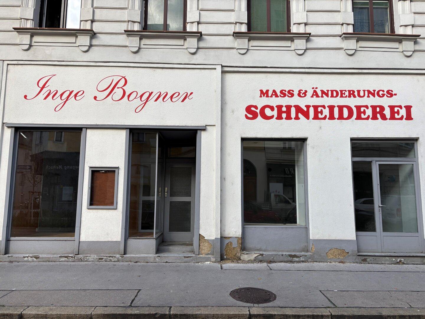 Leere Schaufenster einer Schneiderei