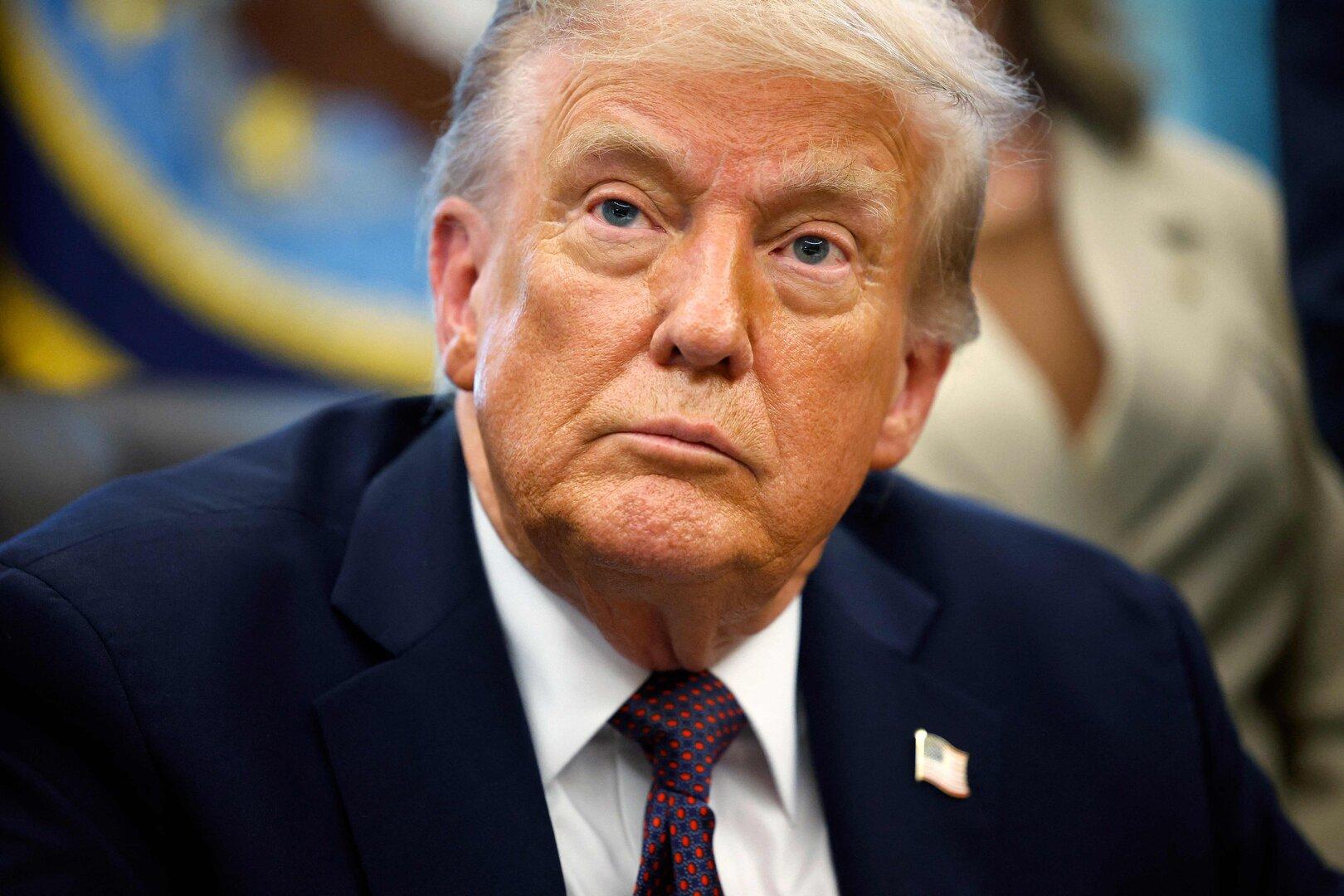 Epstein-Affäre: Trump unterschreibt Gesetz zur Aktenfreigabe