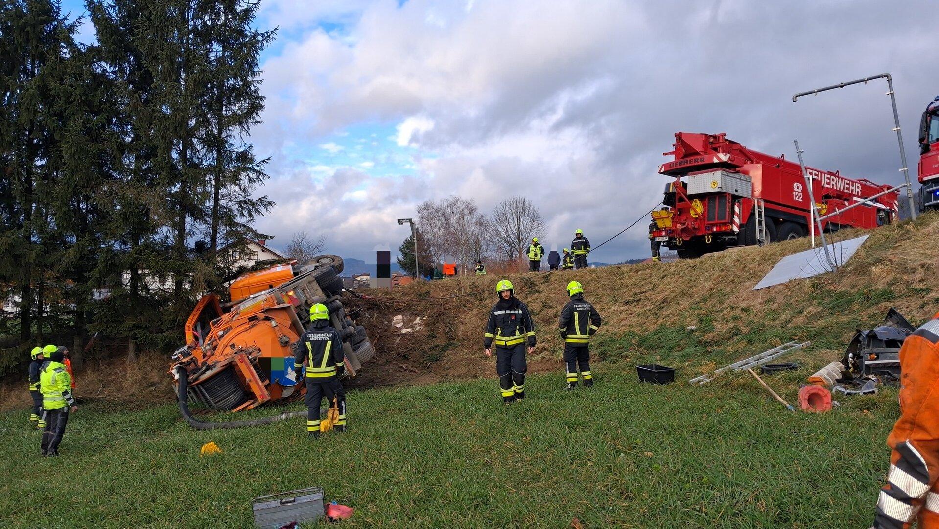 V Regauu zaradi zimskih razmer avtomobil zdrsnil s ceste, v Altenmarktu težko reševanje tovornjaka iz brežine
