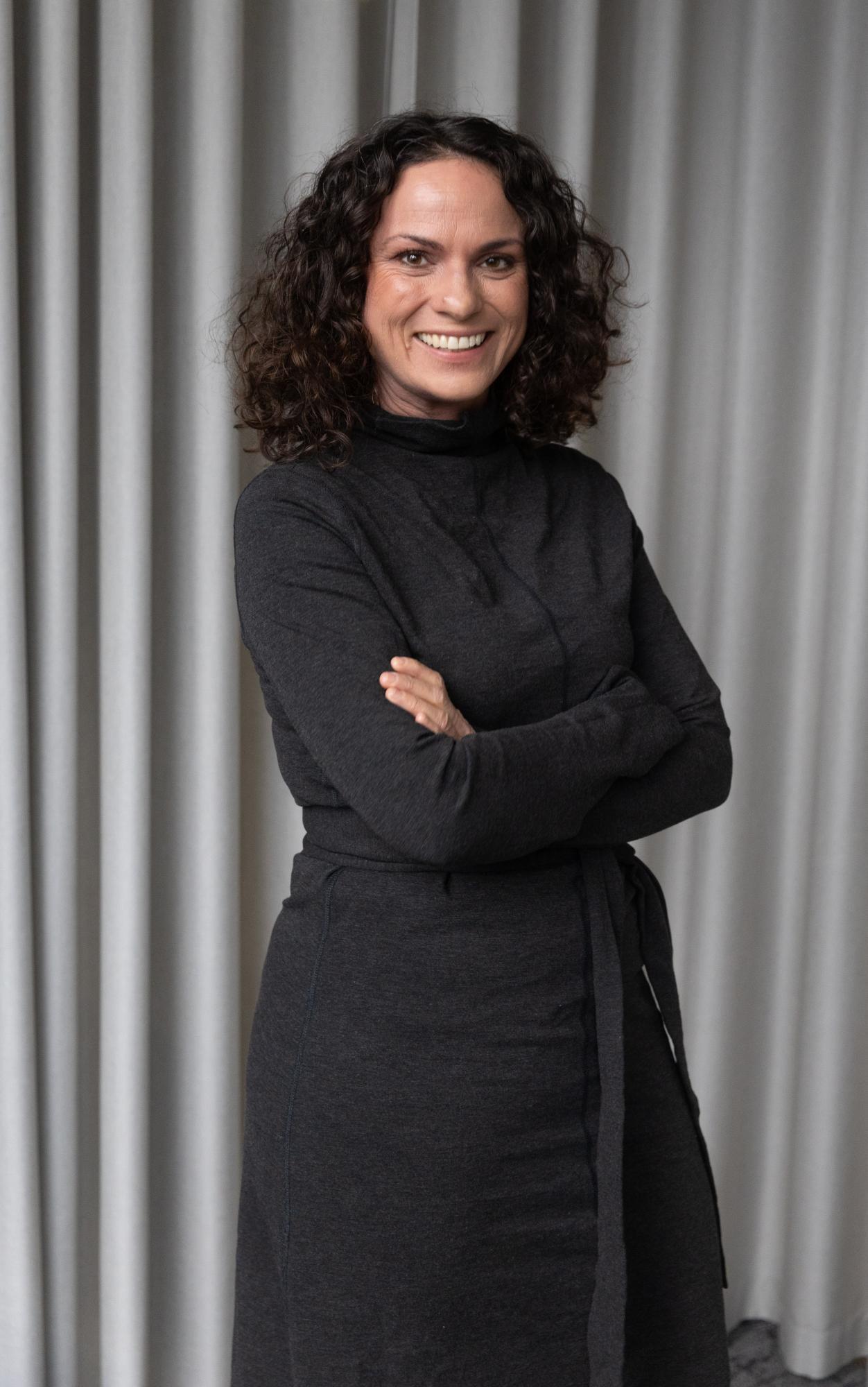 Spontan gefragt mit Markus Hengstschläger, Ludwig Huber und Antonia Stabinger Lachende Frau mit dunklen Haaren