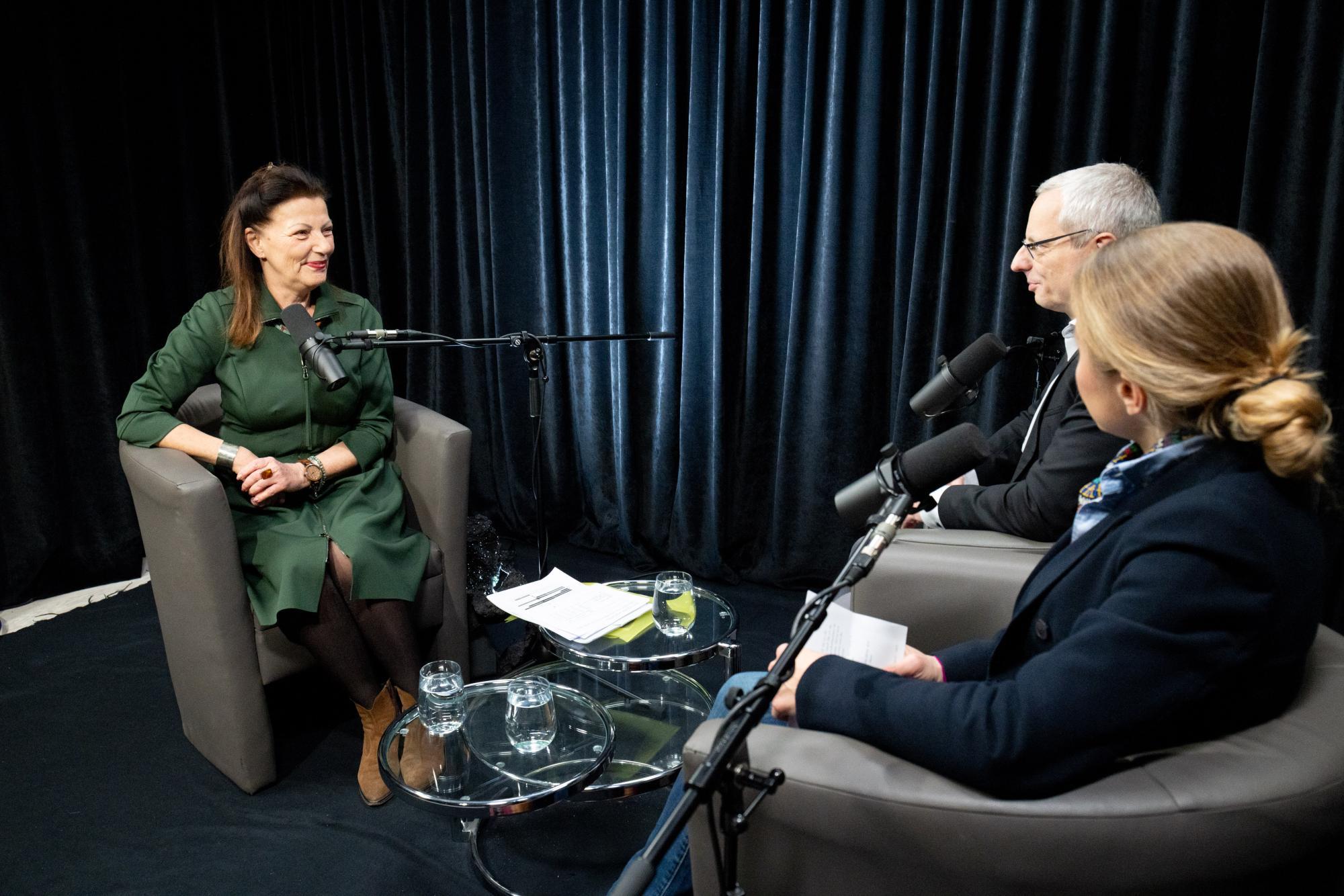 Milchbar mit Hofmarcher-Holzhacker, Gebhard, Hager