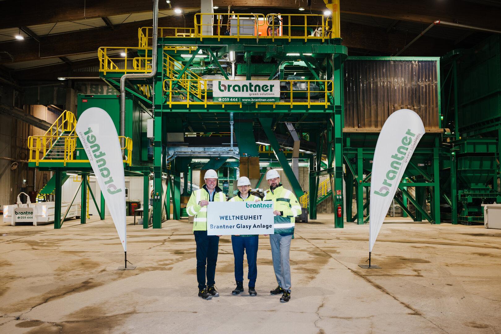 Brantner-Geschäftsführer Josef Scheidl (Mitte) bei der Eröffnung der Anlage "Glasy".