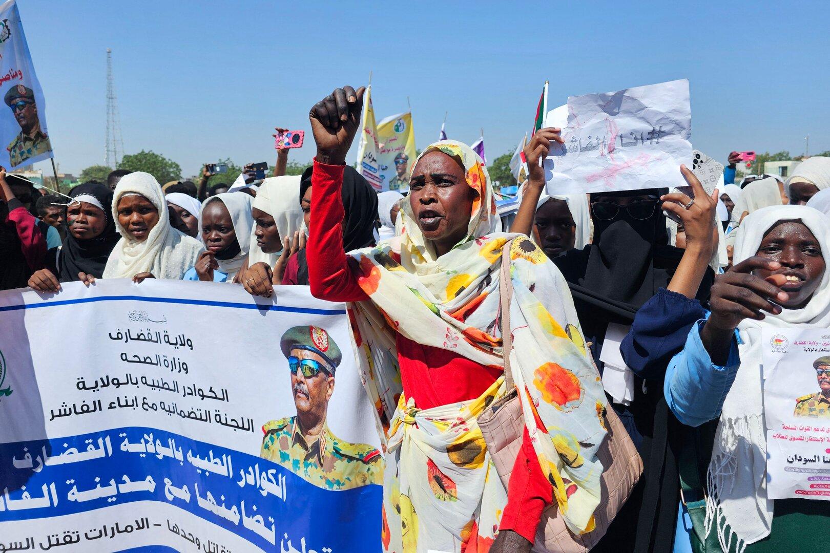 Sudanesische Frauen protestieren am 6. November 2025 in der Stadt Gedaref im Osten des Sudan gegen die RSF.