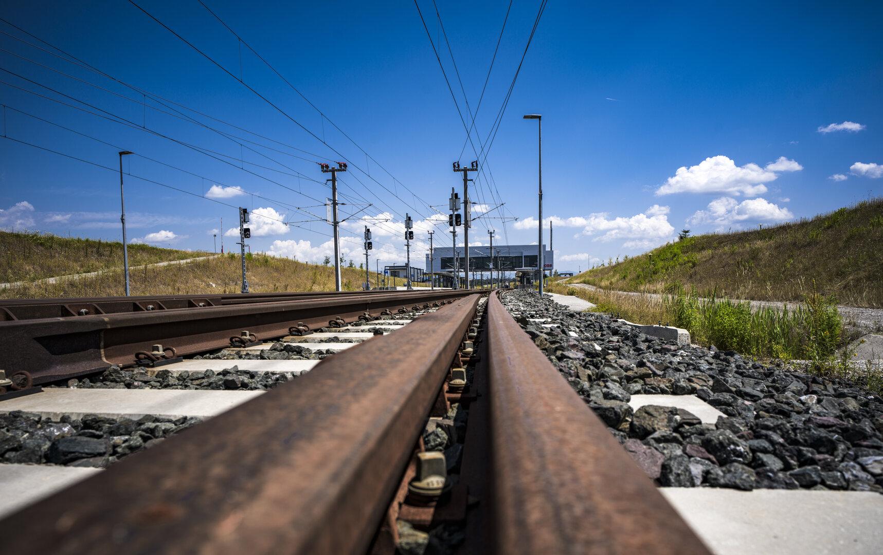 Betonabdeckung auf Münchner S-Bahn geworfen: 700 Reisende unverletzt