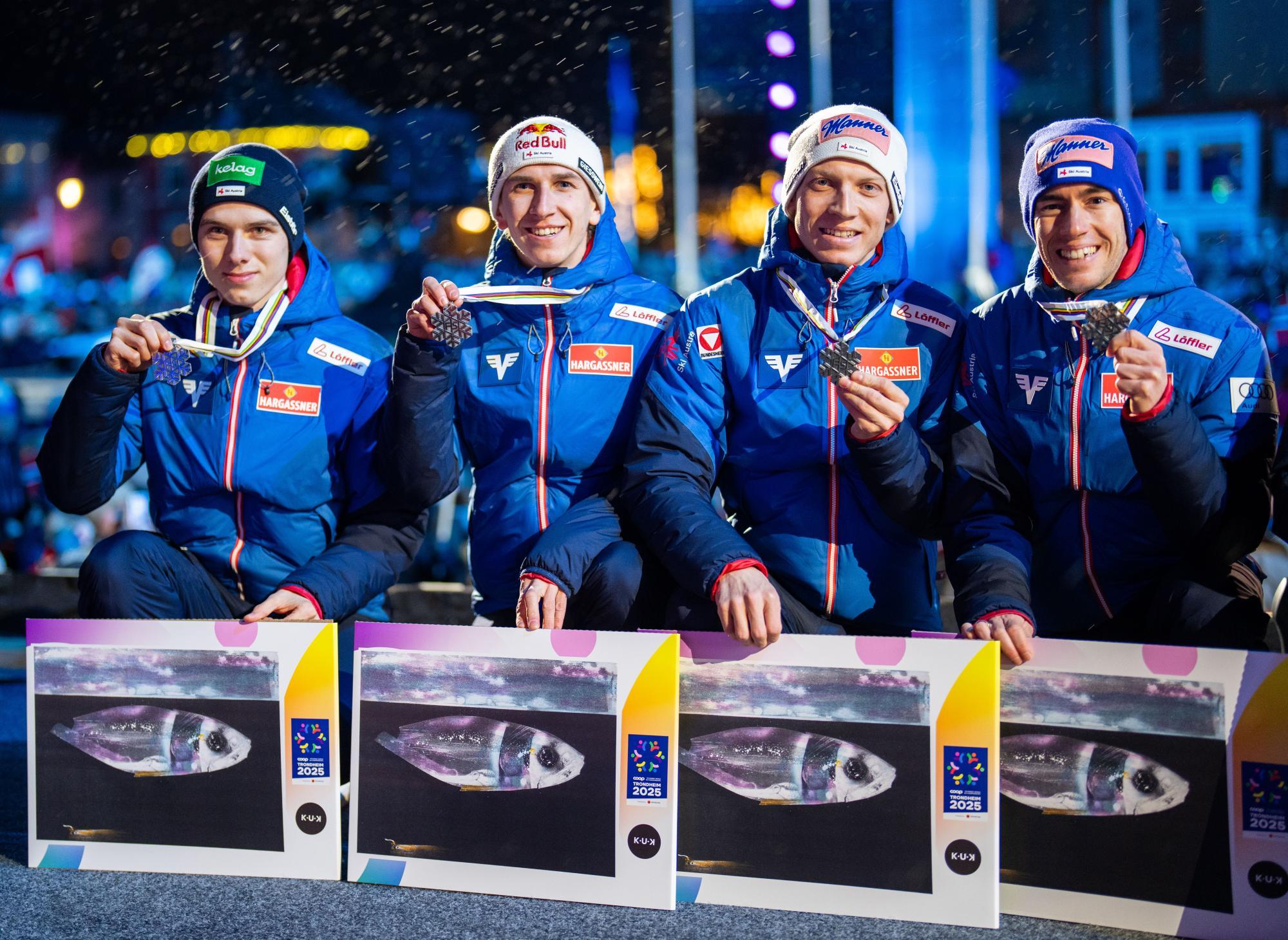 NORDISCHE SKI-WM 2025: MEDAILLENZEREMONIE ZUM TEAM BEWERB MÄNNER AUF DER GROSSSCHANZE: ORTNER / TSCHOFENIG / HÖRL / KRAFT Maximilian Ortner (links) gewann mit Daniel Tschofenig, Jan Hörl und Stefan Kraft WM-Silber