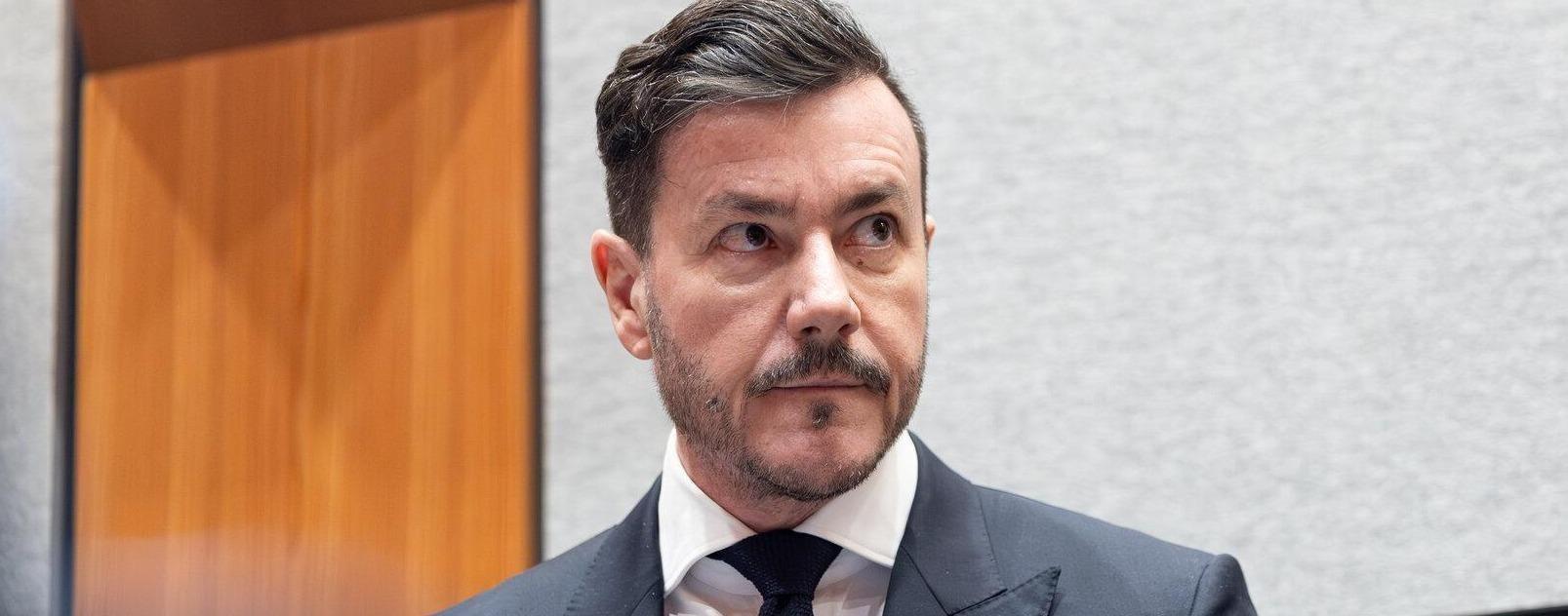 Ob začetku sojenja Renéju Benku obramba trdi, da je obtožnica "hokuspokus"