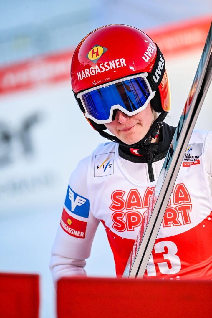 FIS Ski Jumping World Cup in Lahti Julia Mühlbacher (21) hält die österreichischen Fahnen hoch
