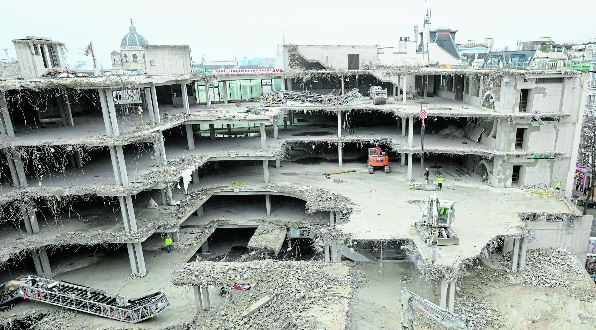 ++ THEMENBILD ++ ABRISS DES ROHBAUS DES EINSTIGEN SIGNA-KAUFHAUSPROJEKTS "LAMARR" Abbruch des geplanten Kaufhauses Lamarr