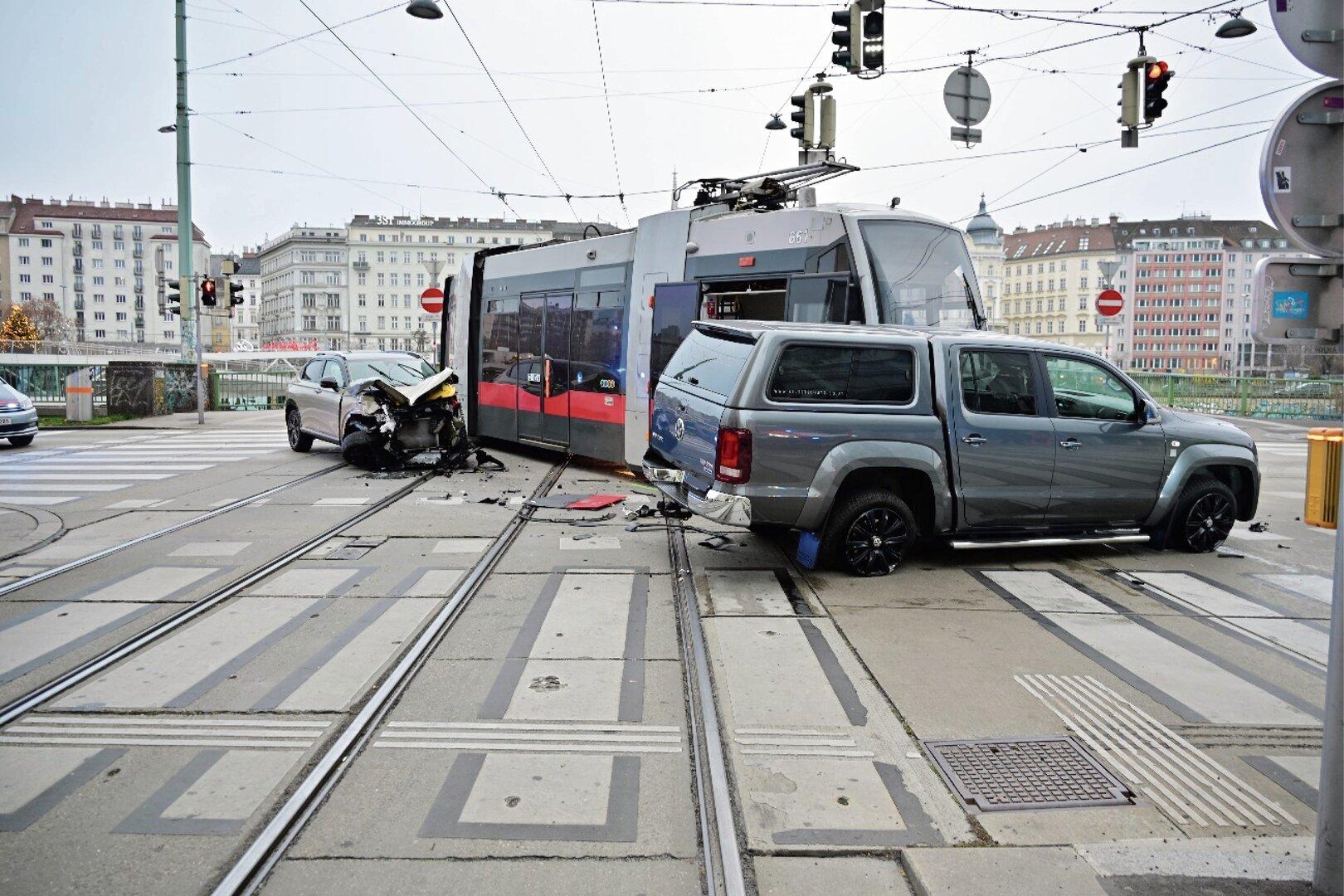 Unfall mit Straßenbahn: Zwei Leichtverletzte im Frühverkehr