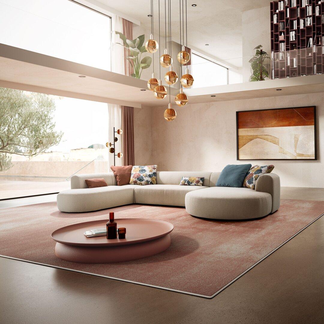 Weißes Sofa mit vielen Rundungen und Pölstern