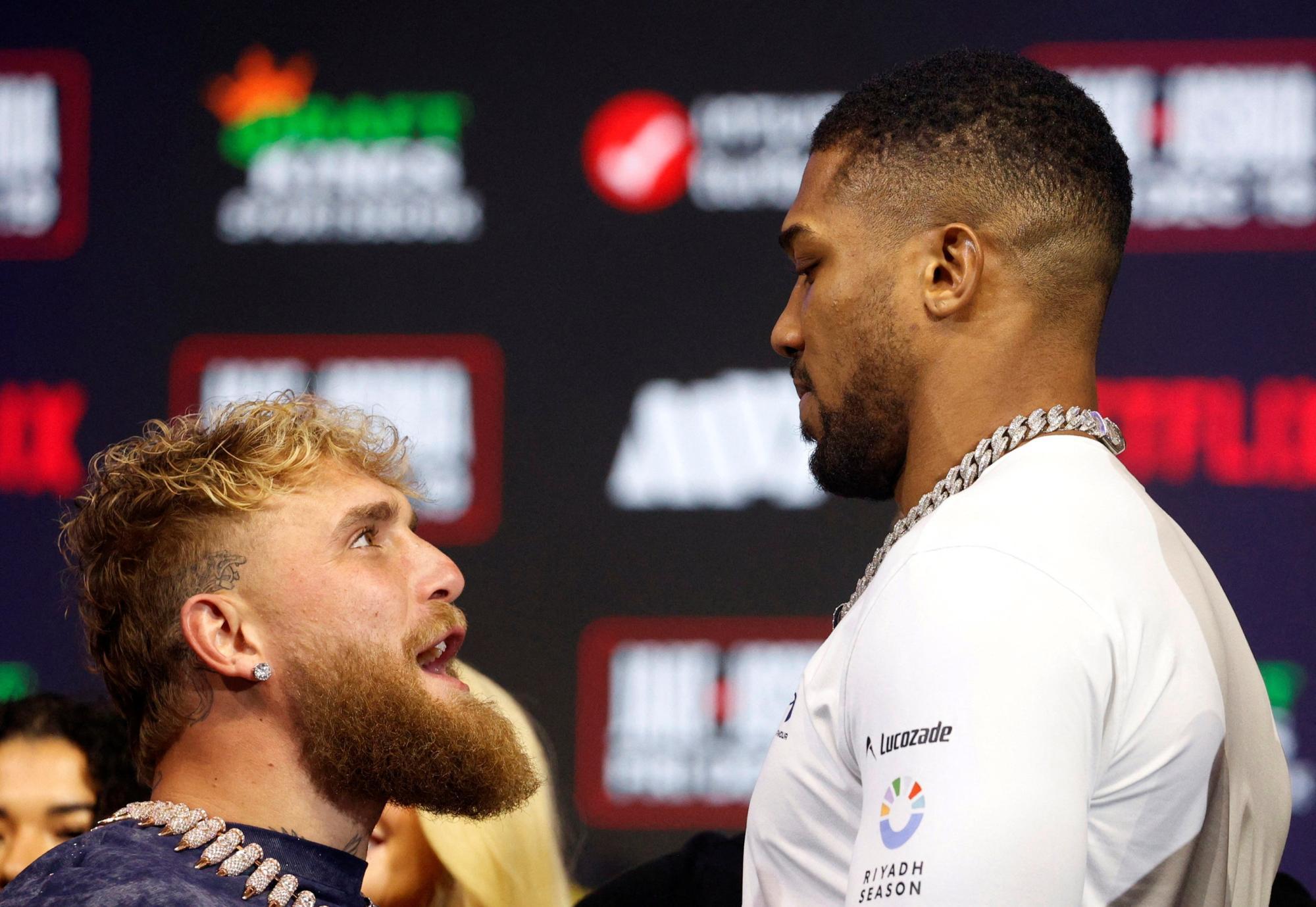 Jake Paul v Anthony Joshua Press Conference Jake Paul und der deutlich größere Anthony Joshua