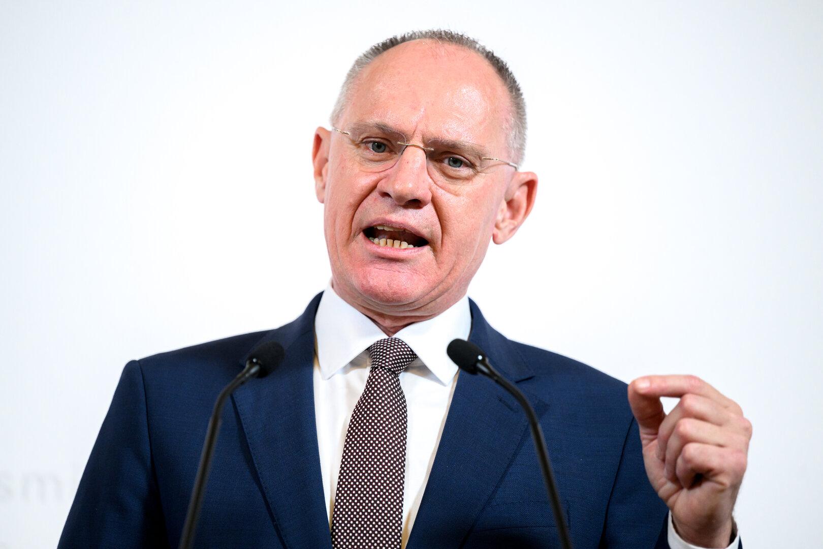 Notranji minister Karner poroča o učinkovitosti nadzora meje in aktivaciji "nadzornega pasu"