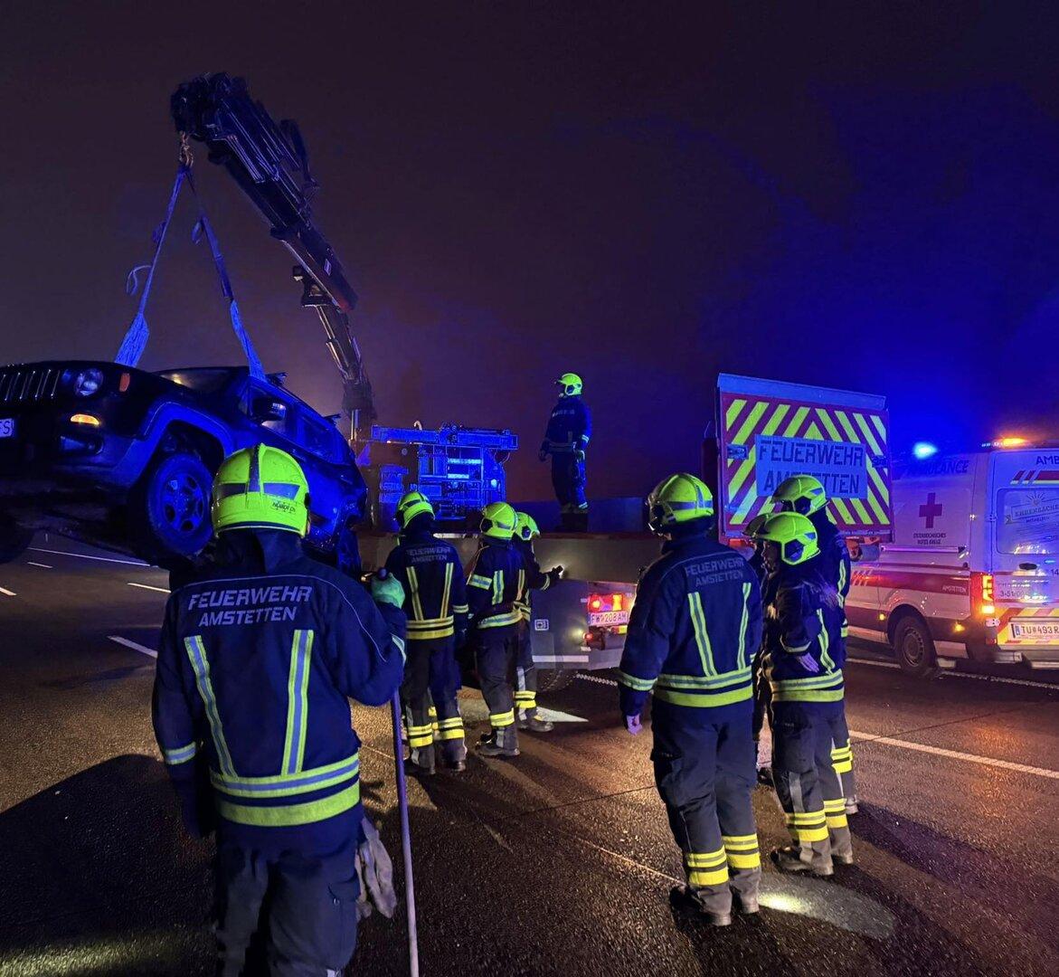 Voznik na avtocestnem izvozu A1 obrnil in povzročil nesrečo z dvema poškodovanima