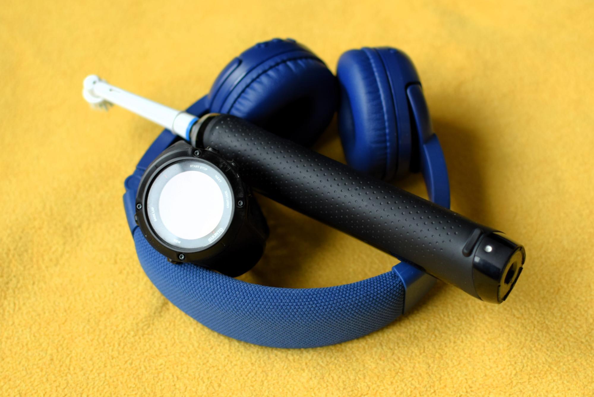 Selbstversuch: Diese Geräte mit kaputtem Akku hat der Autor zuhause entdeckt: Elektrische Zahnbürste, Fitness-Armbanduhr, Bluetooth-Kopfhörer.