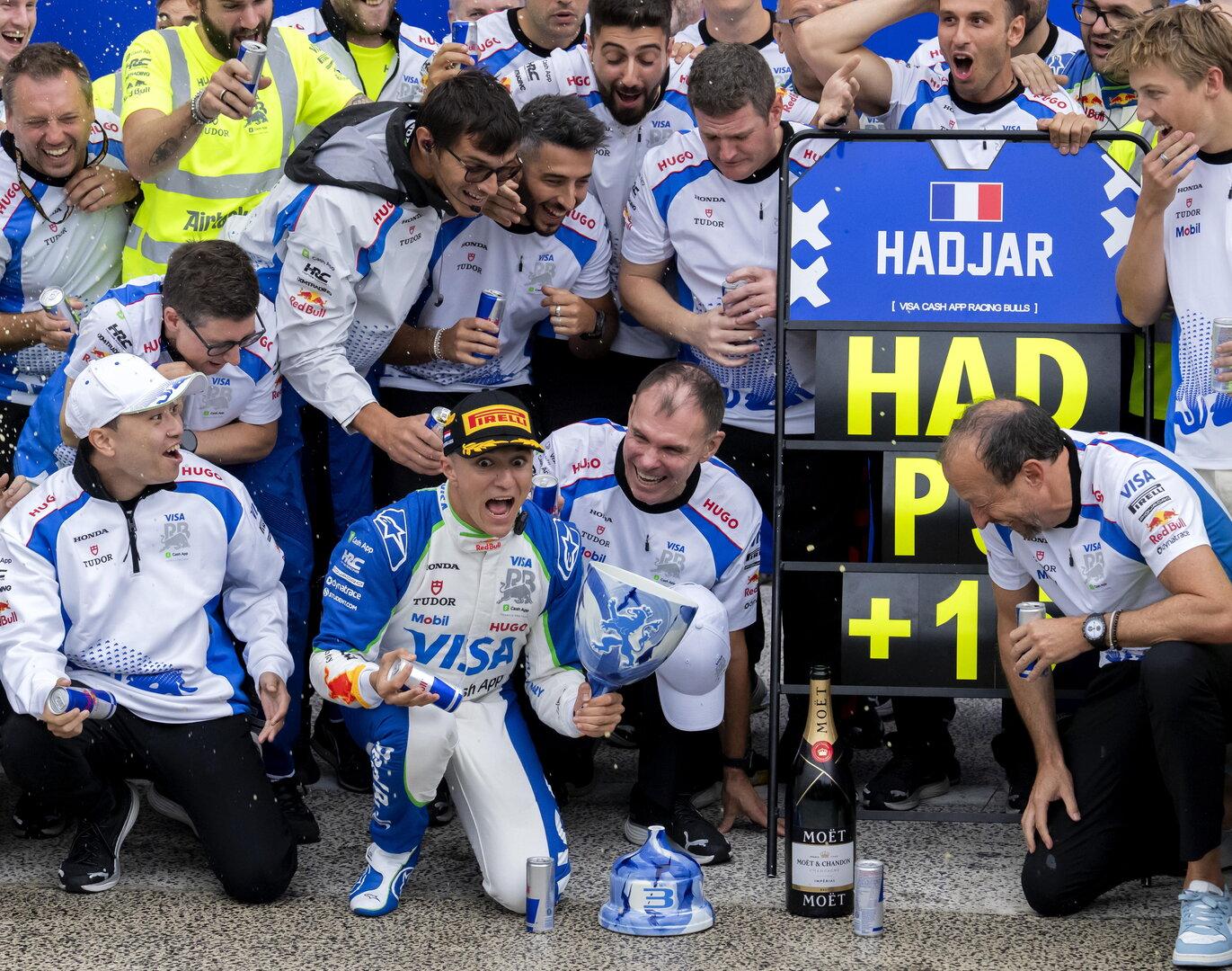 Formel-1-Pilot Isack Hadjar durfte sich nicht lange über seine erste Trophäe freuen