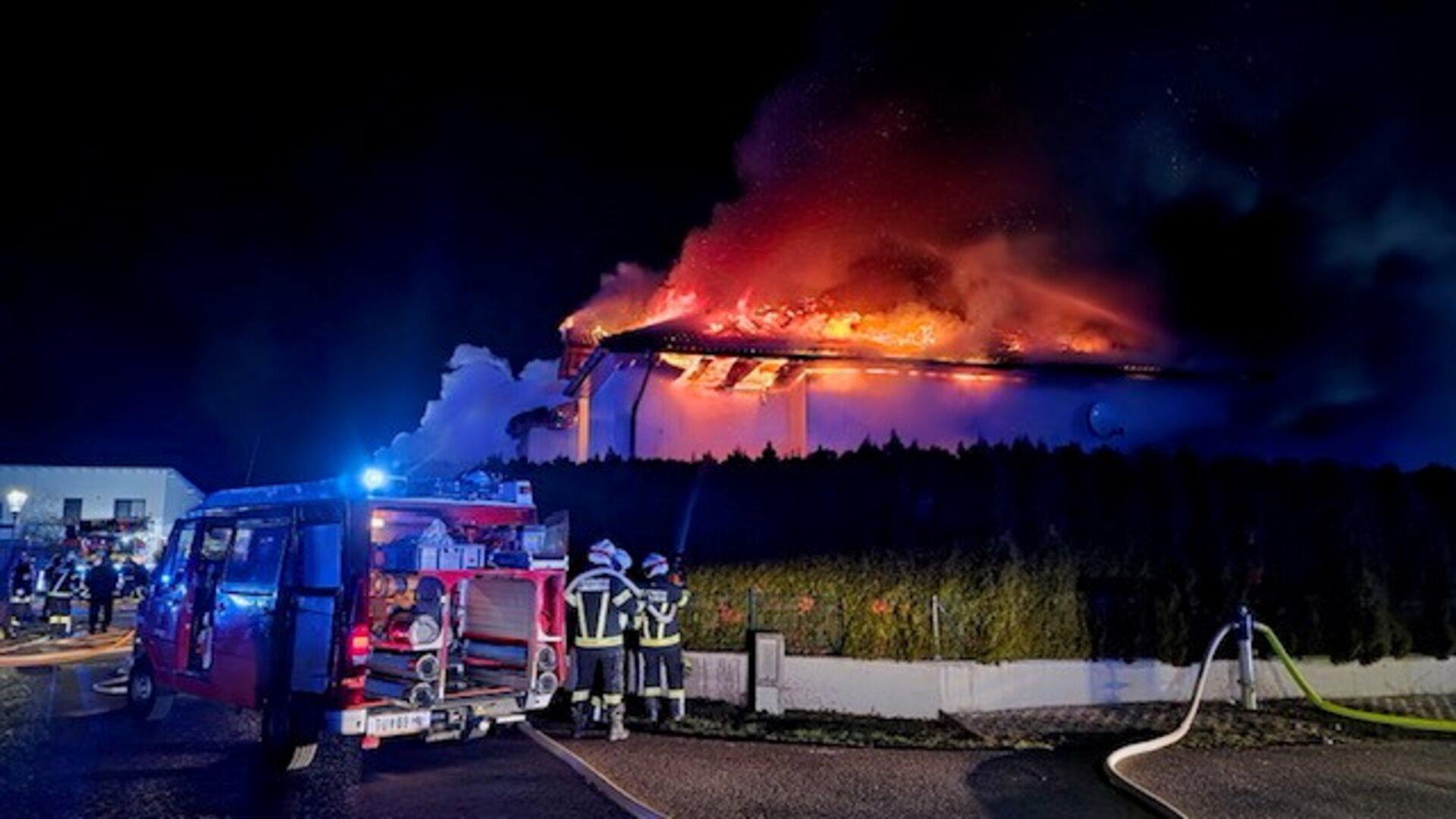 Avstrijska policija po uničujočem požaru v Langenrohru išče pet mladostnikov