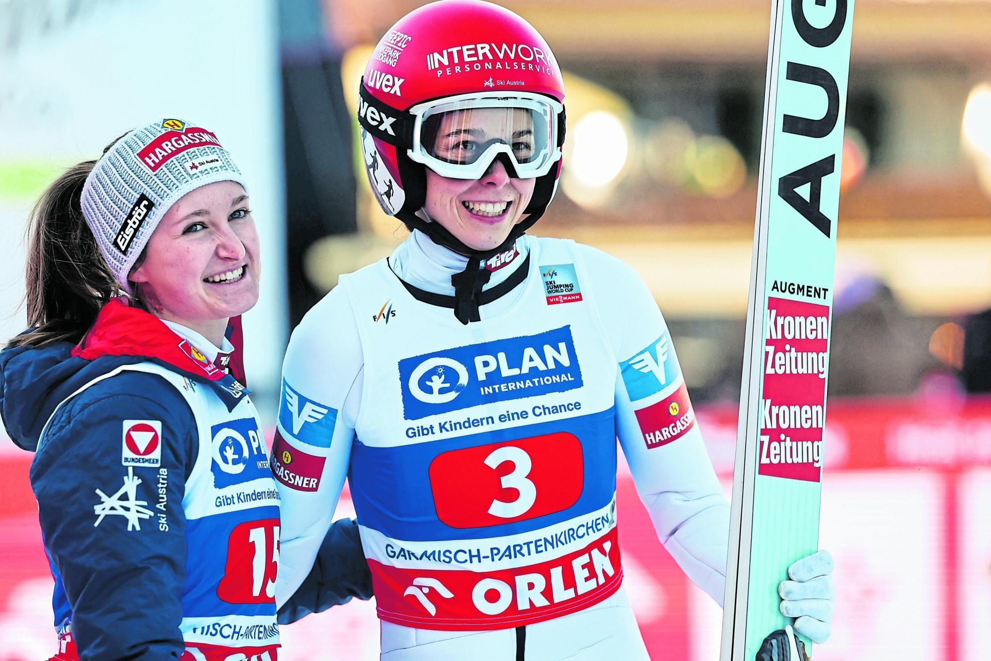 Lisa Eder und Julia Mühlbacher halten die Fahnen des österreichischen Frauen-Skispringens hoch