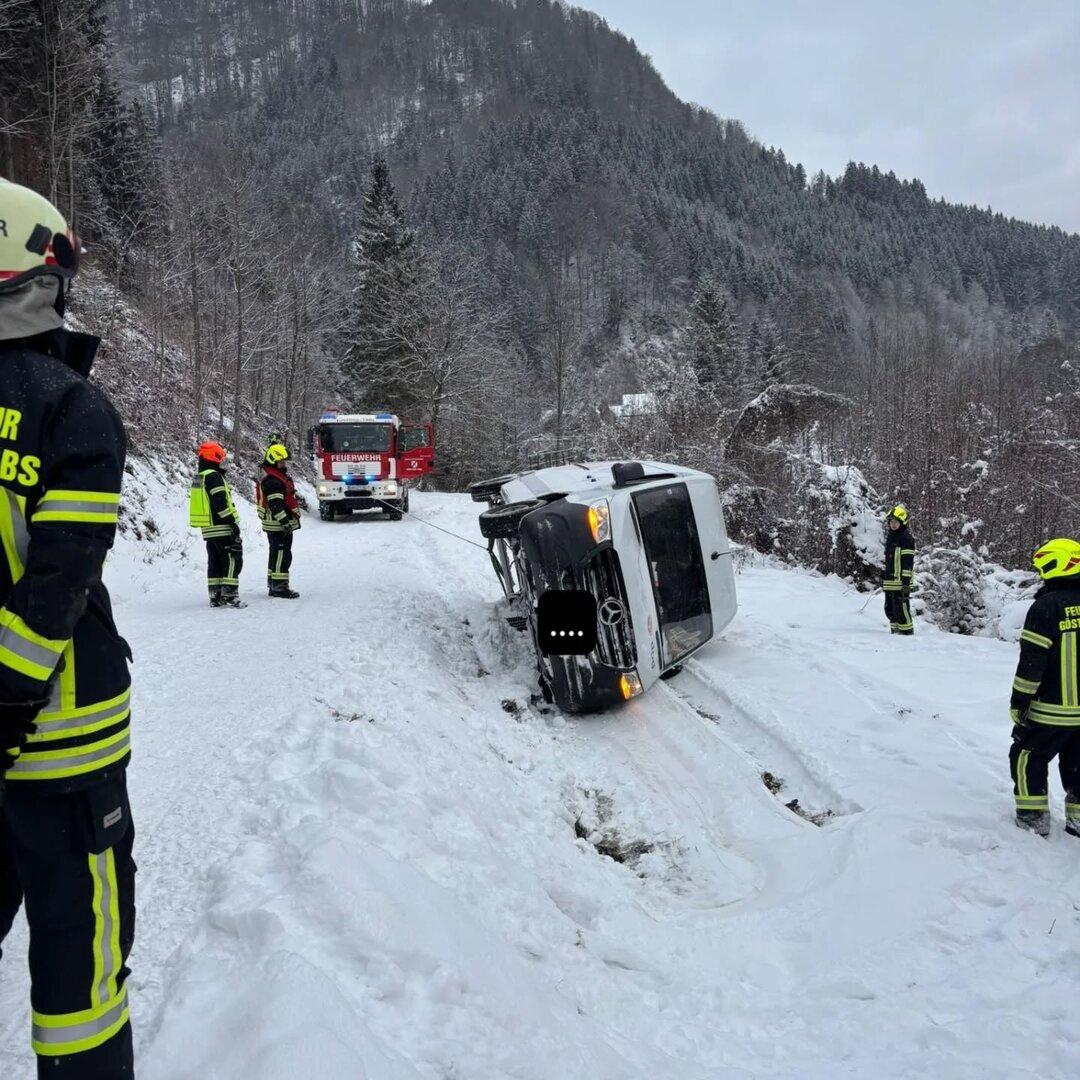 Unfall eines Transporters in winterlicher Steinbachmauer endete glimpflich