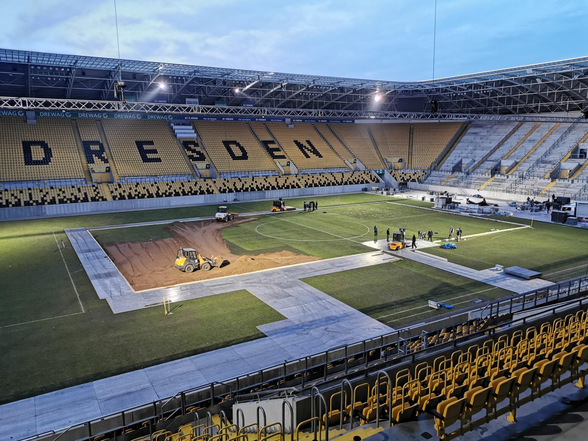 Die Aufbauarbeiten für das Eishockey-Match im Fußballstadion von Dresden begannen bereits vor Wochen