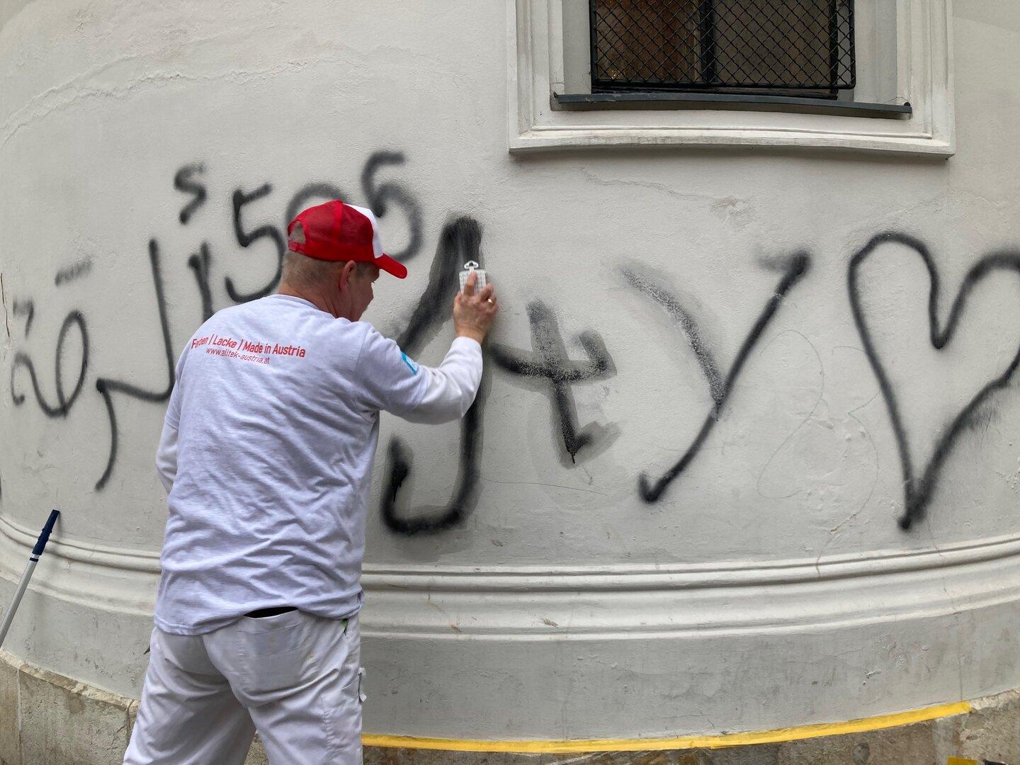 Freiwillige säuberten Kirche in Favoriten von Graffiti