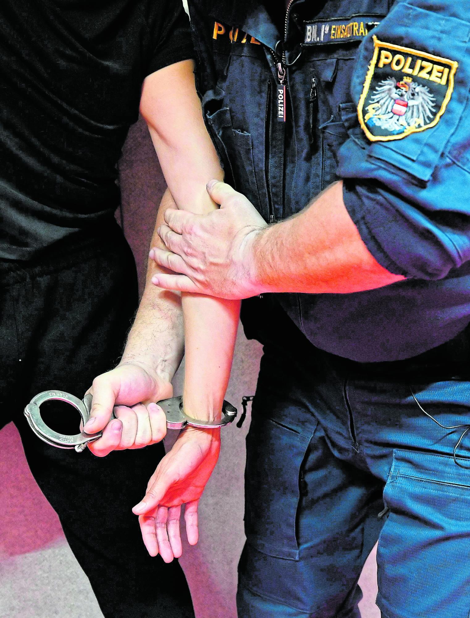 Verfolgungsjagd mit 200 km/h: Mutmaßliche Diebe in Ried gestoppt