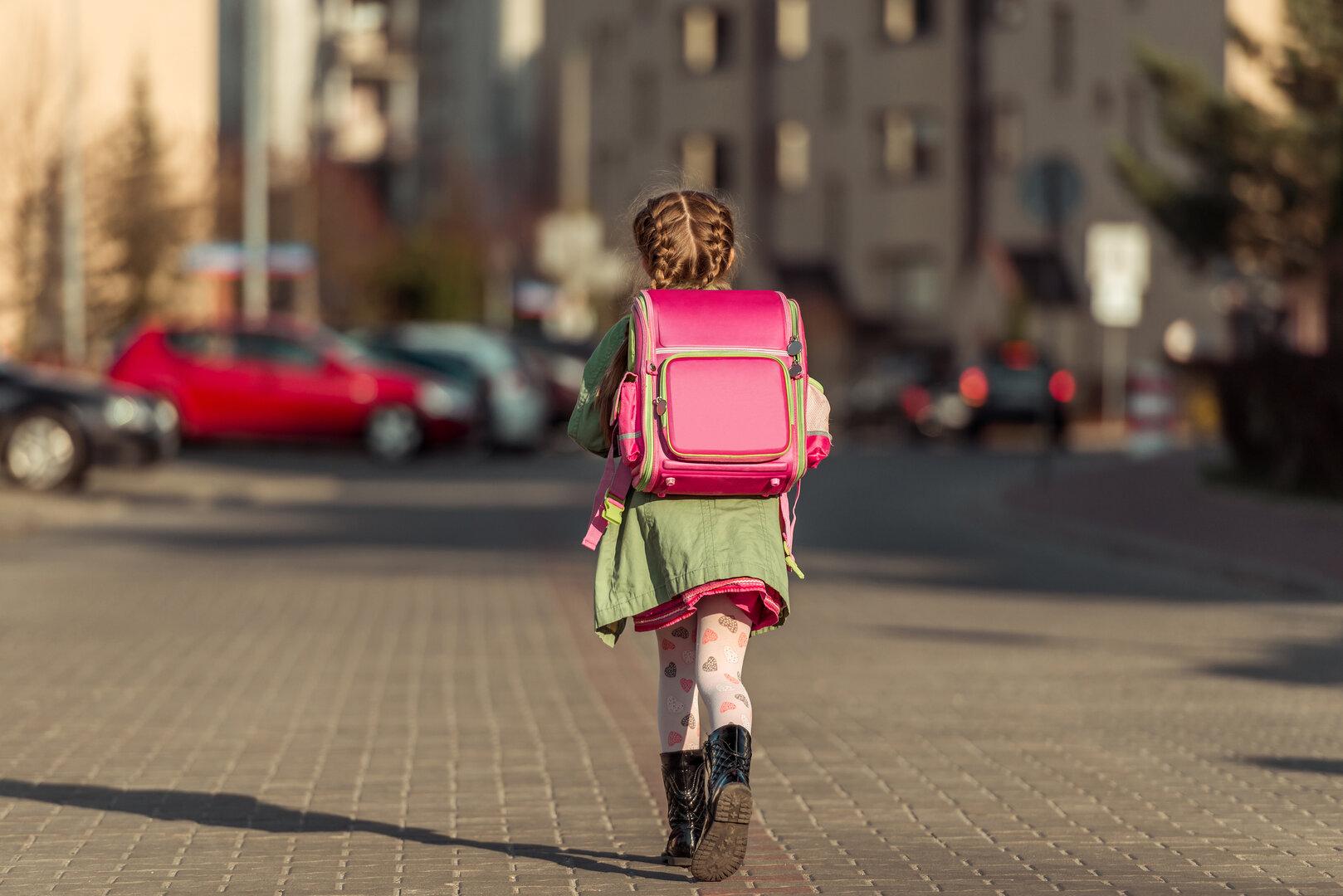 Favoriten: Autoeinbrecher stiehlt pinke Schultasche