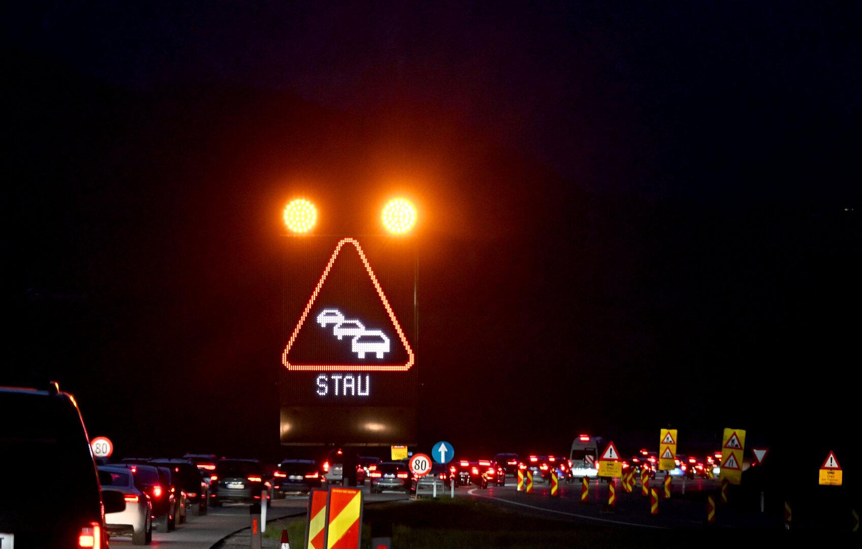 13-Kilometer-Stau am Gotthard-Straßentunnel wegen Ferienverkehr