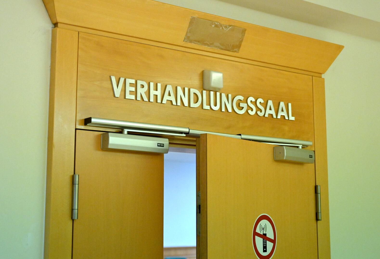 Handy- und Drogenschmuggel: Justizwachebeamtin vor Gericht