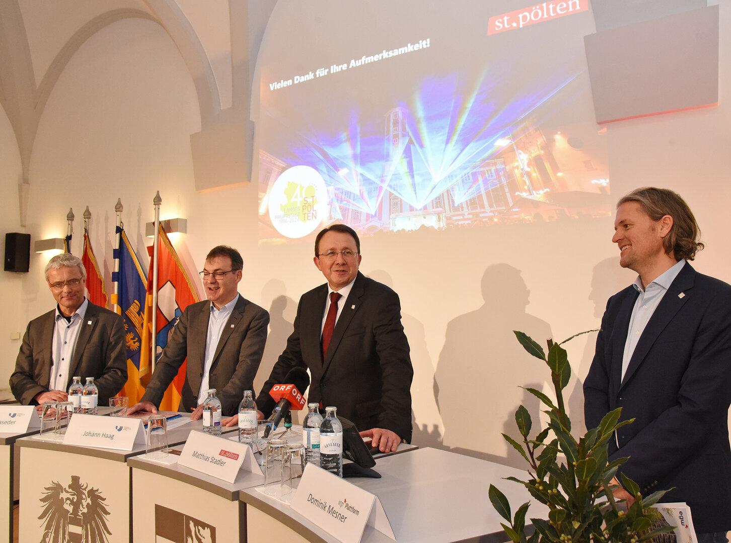 Matthias Stadler mit Wirtschaftsexperten