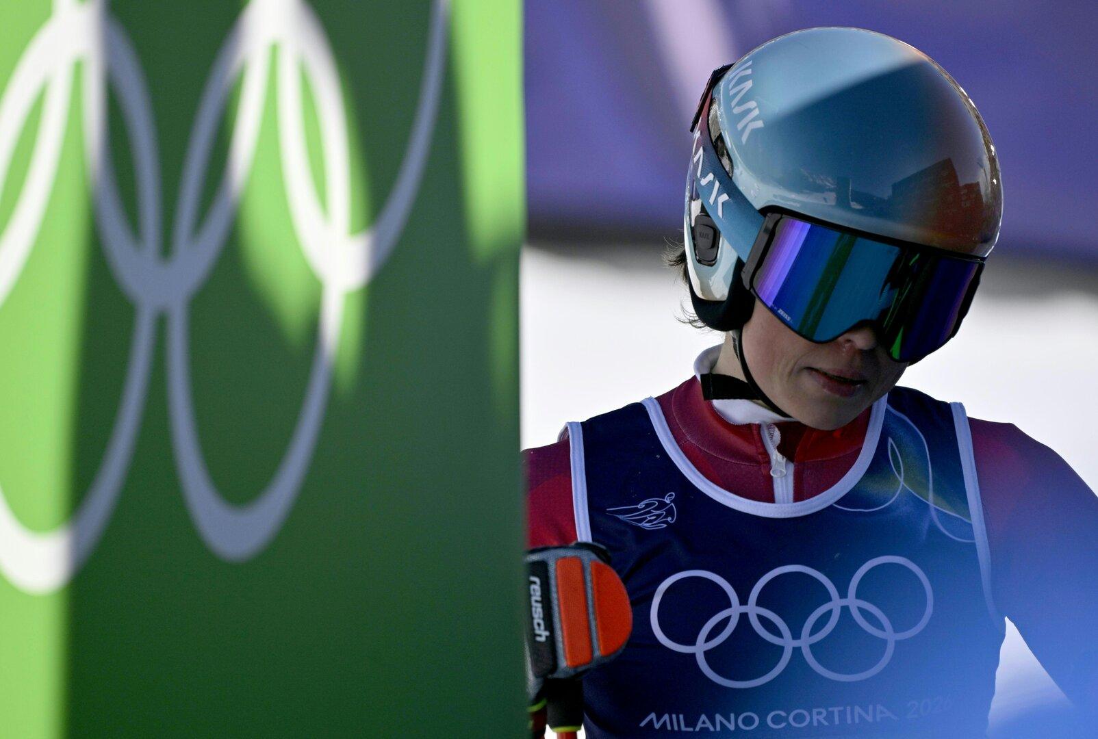 Julia Scheib im Zielraum neben den olympischen Ringen