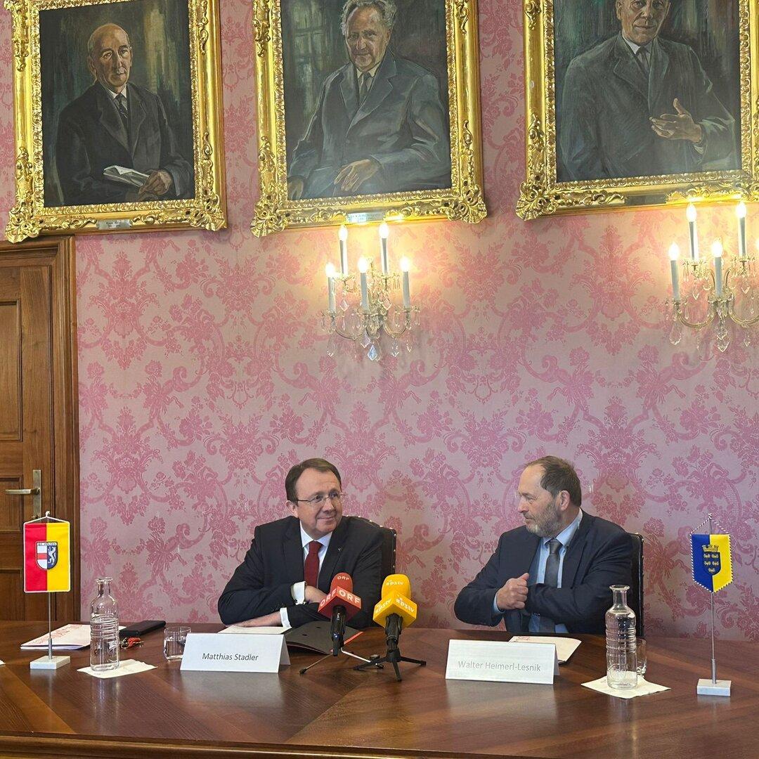 Zwei Männer sitzen an einem Tisch