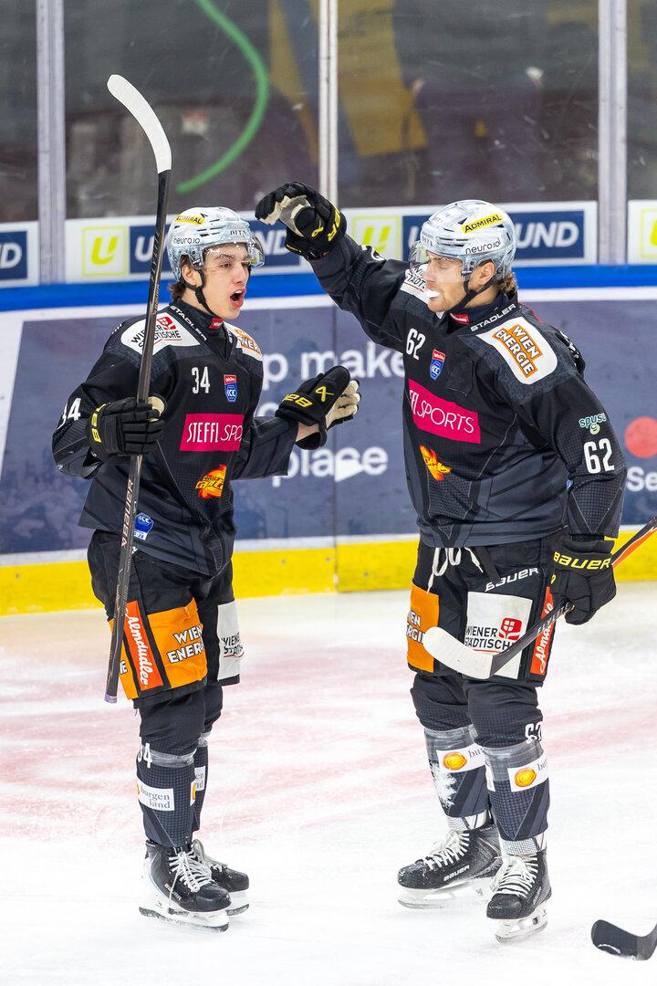 Felix Koschek und Teamkollege Mitch Hults jubeln über ein Tor